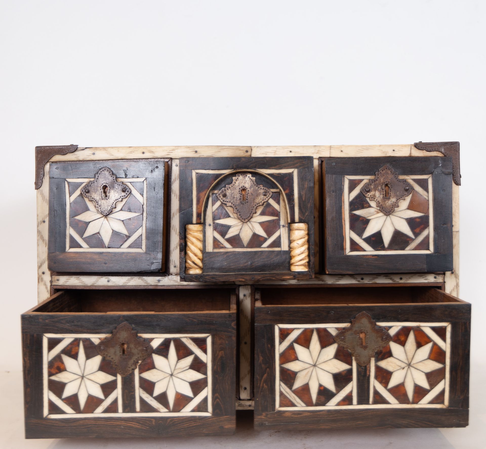 Important Viceregal Tabletop cabinet in marquetry of bone, wood and tortoiseshell, Novohispanic scho - Bild 6 aus 9