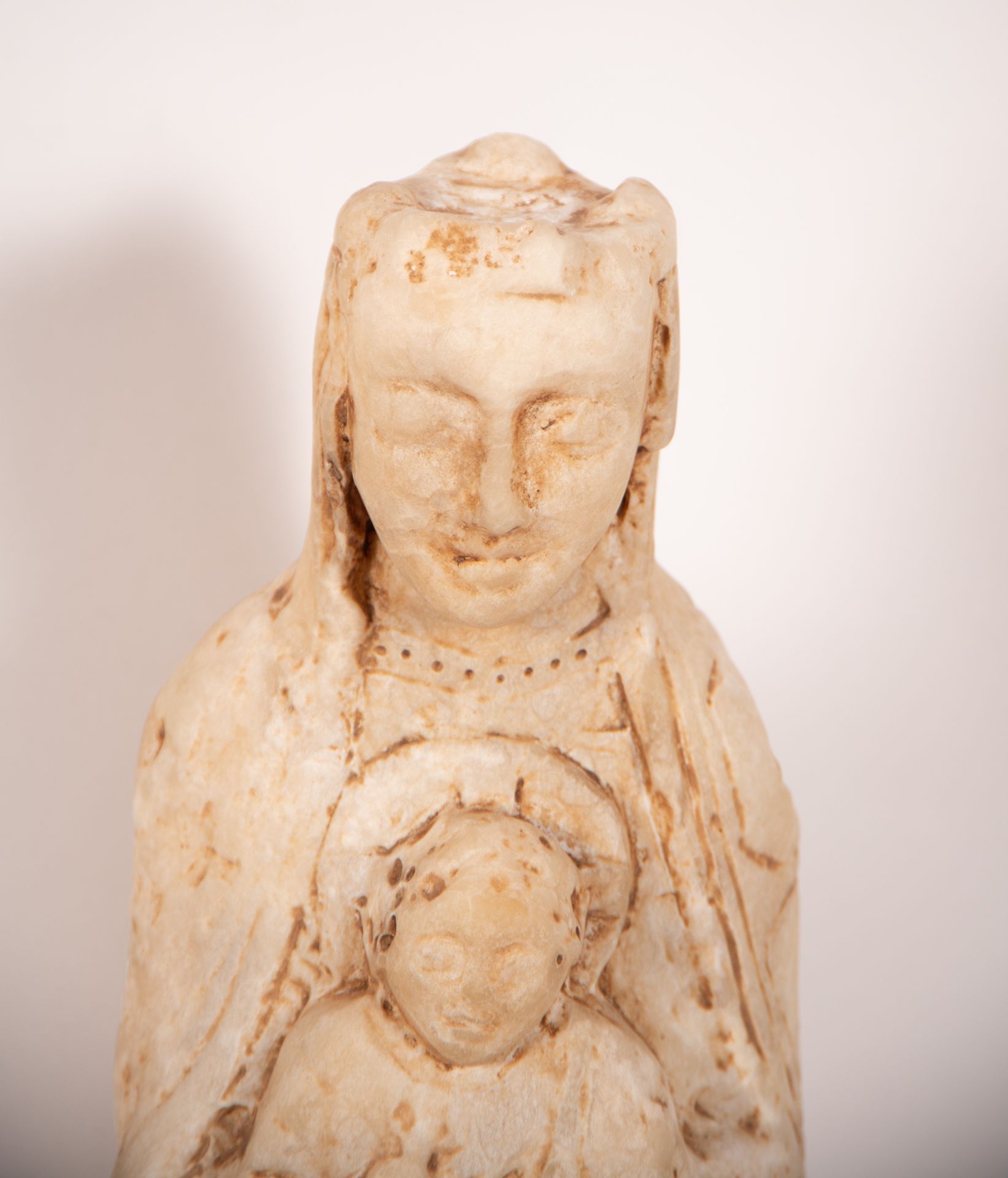 Virgin with Child in Alabaster, following Romanesque models, XIX - XX centuries - Bild 2 aus 6