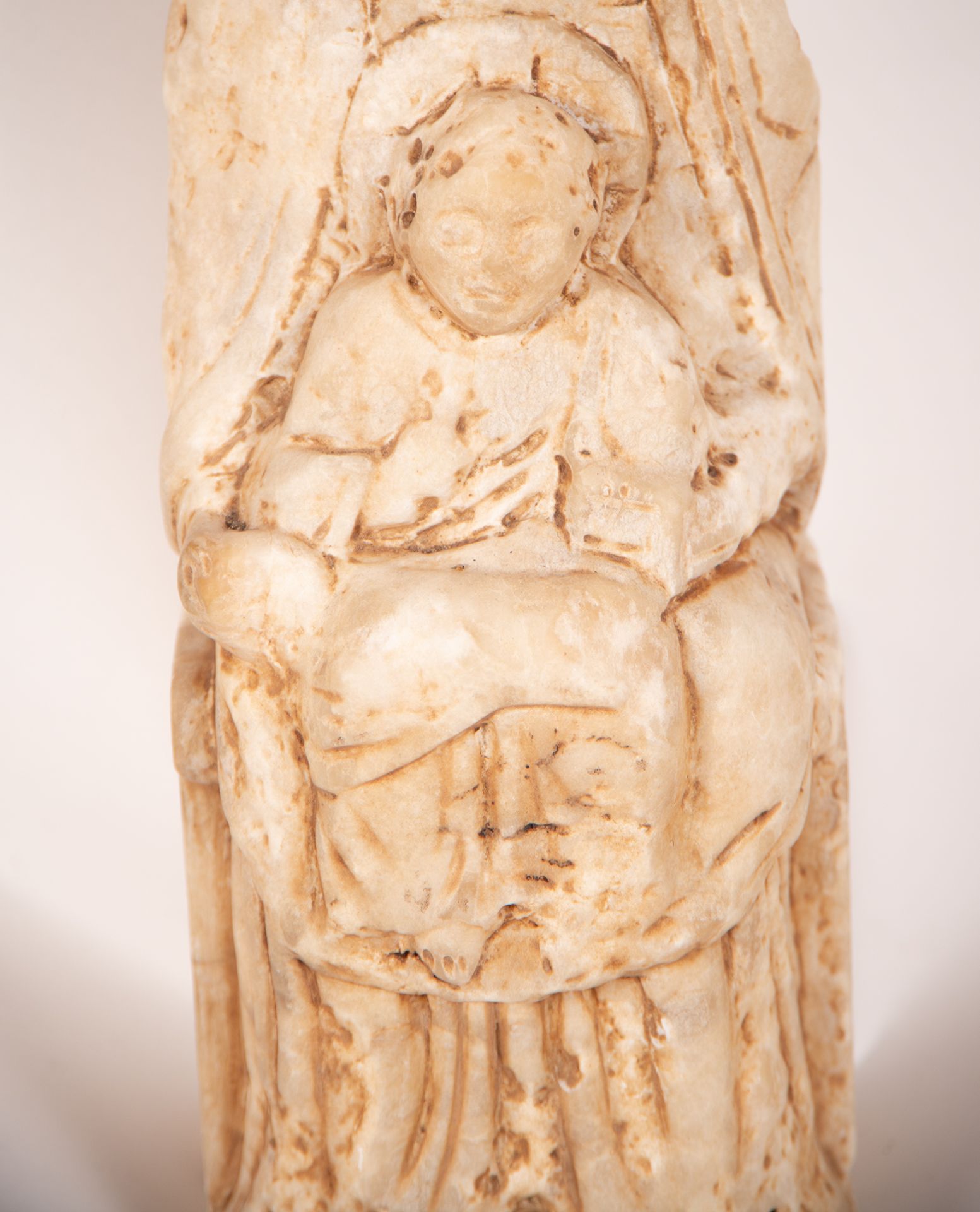 Virgin with Child in Alabaster, following Romanesque models, XIX - XX centuries - Bild 3 aus 6