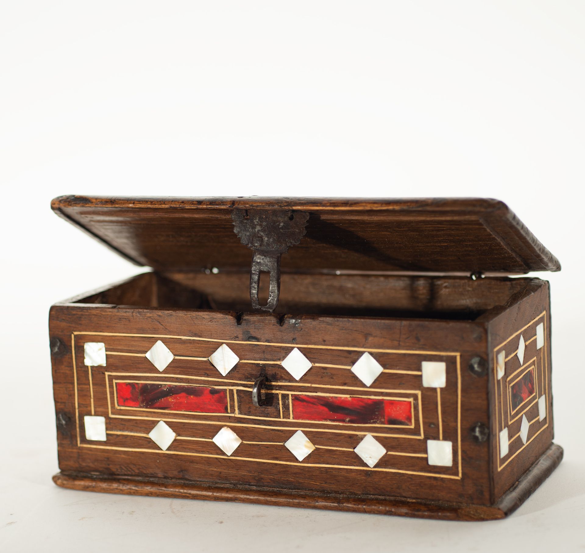 Cash box inlaid with mother-of-pearl, tortoiseshell and marquetry, Spanish school of the 18th-19th c - Bild 4 aus 4