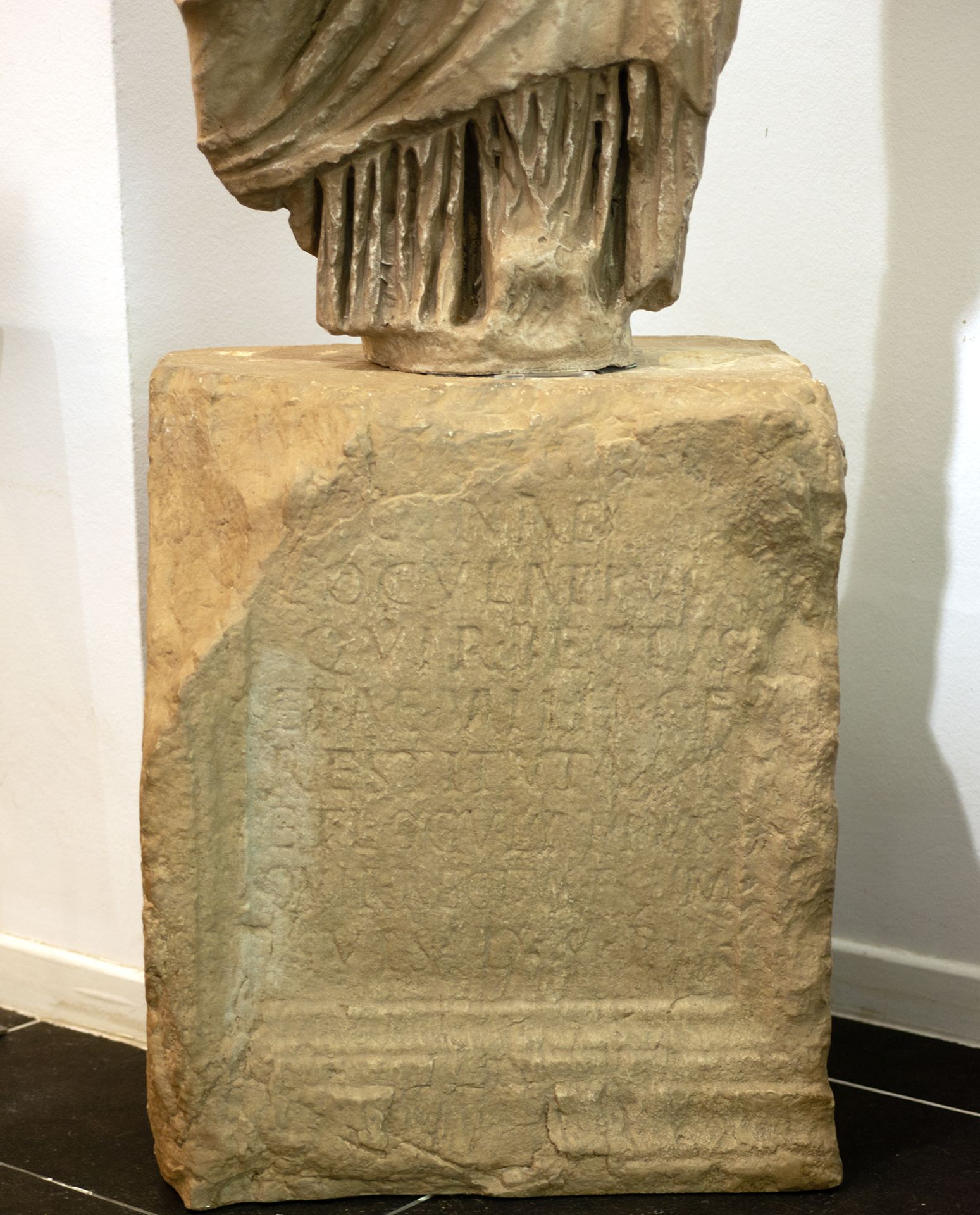 Important Sculpture of Goddess Ceres in Marble Dust, following Roman models from the I - II centurie - Bild 11 aus 11