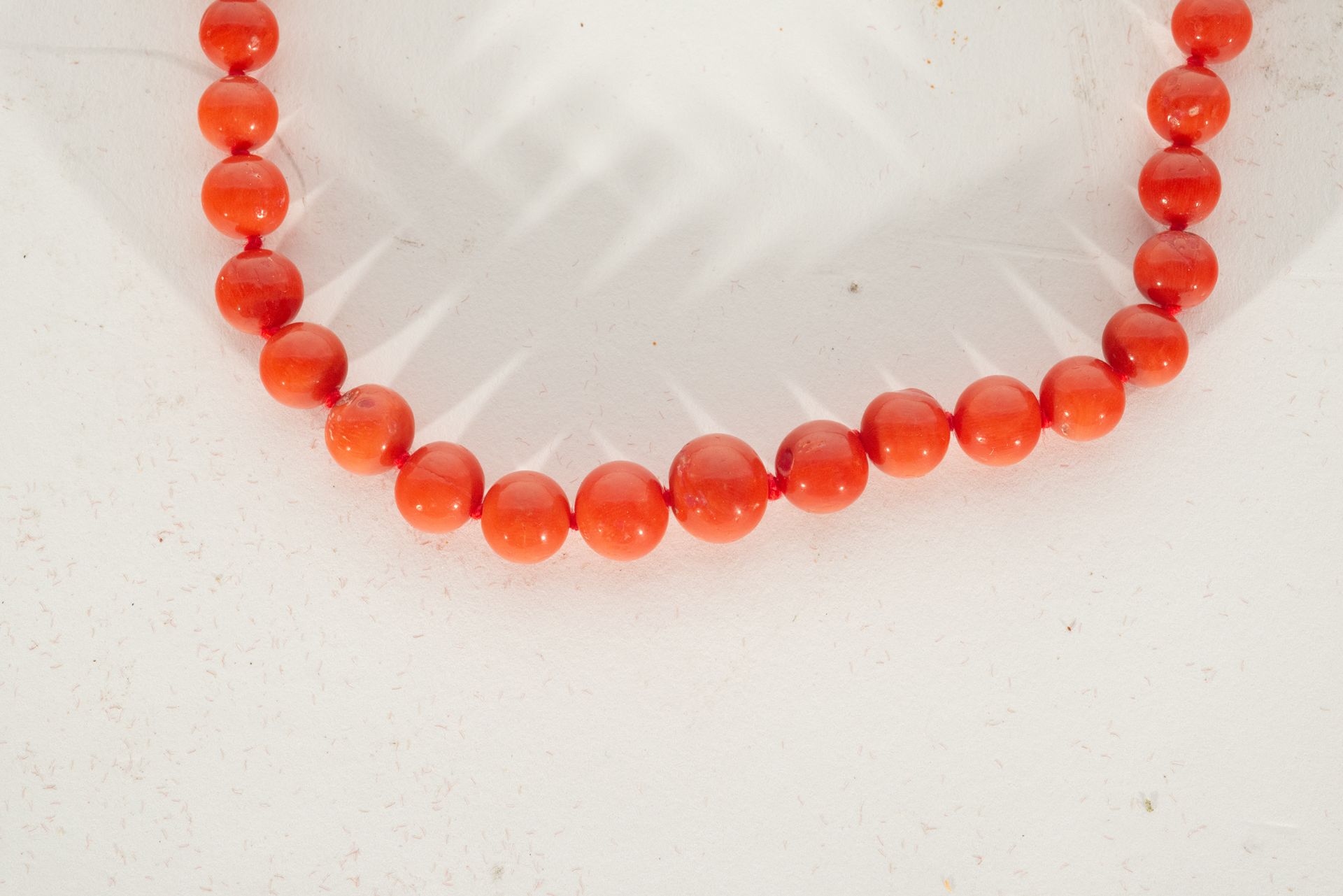 Important Lady's necklace in balls of Mediterranean Red Coral (Corallium Rubrum), 20th century - Bild 2 aus 3
