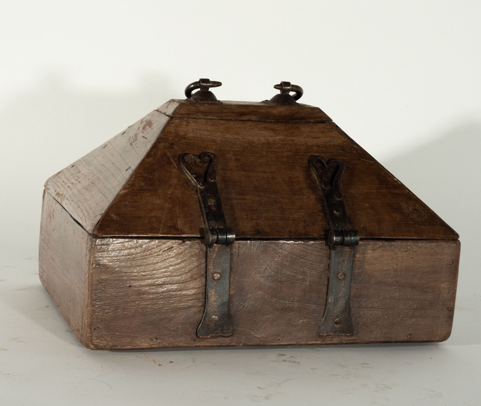 Wooden Roof Box and Cast appliques, following Castilian Gothic models. - Bild 3 aus 4