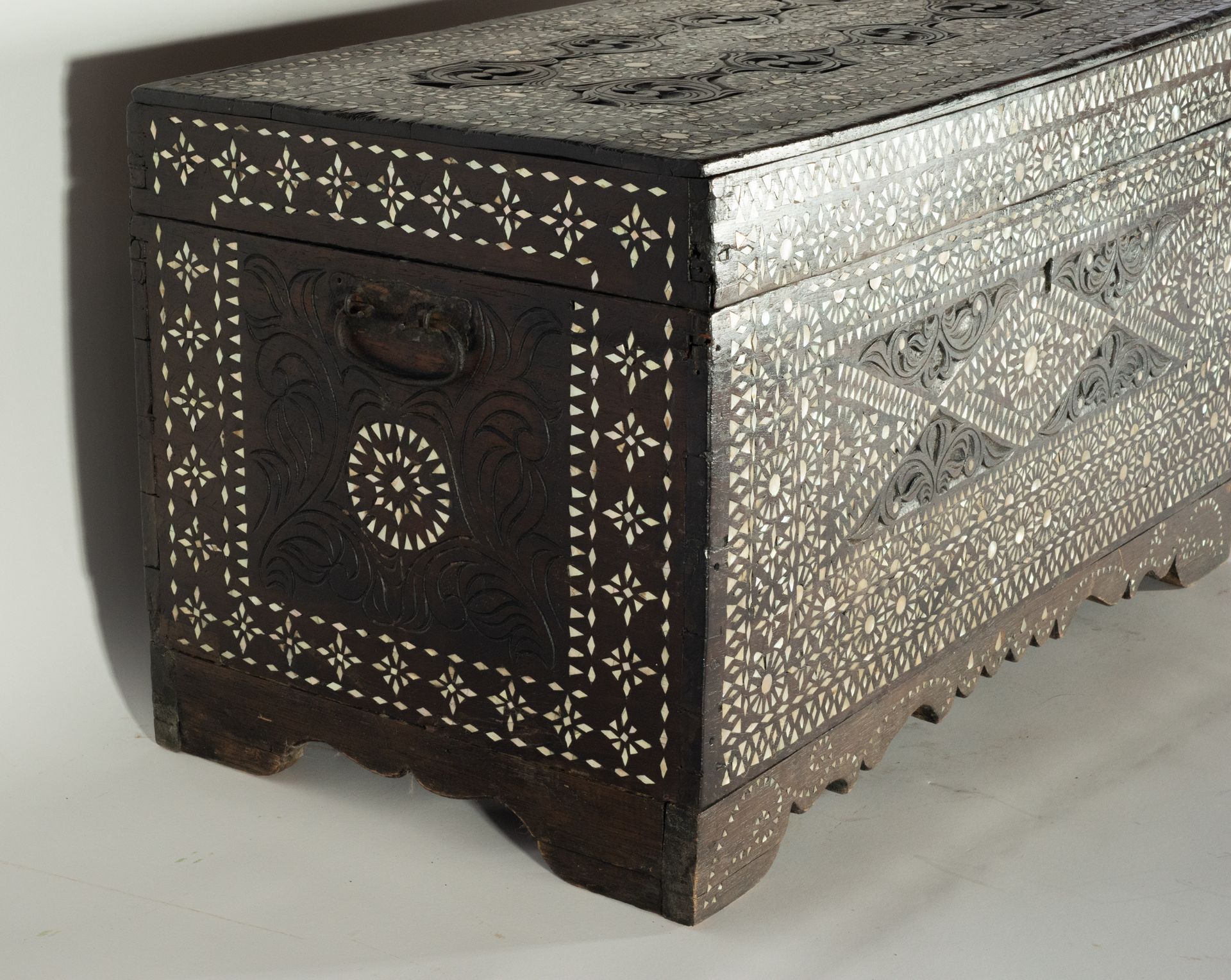 Filipino Trunk in Wood and Mother of Pearl, Filipino School 19th  century - Bild 4 aus 9