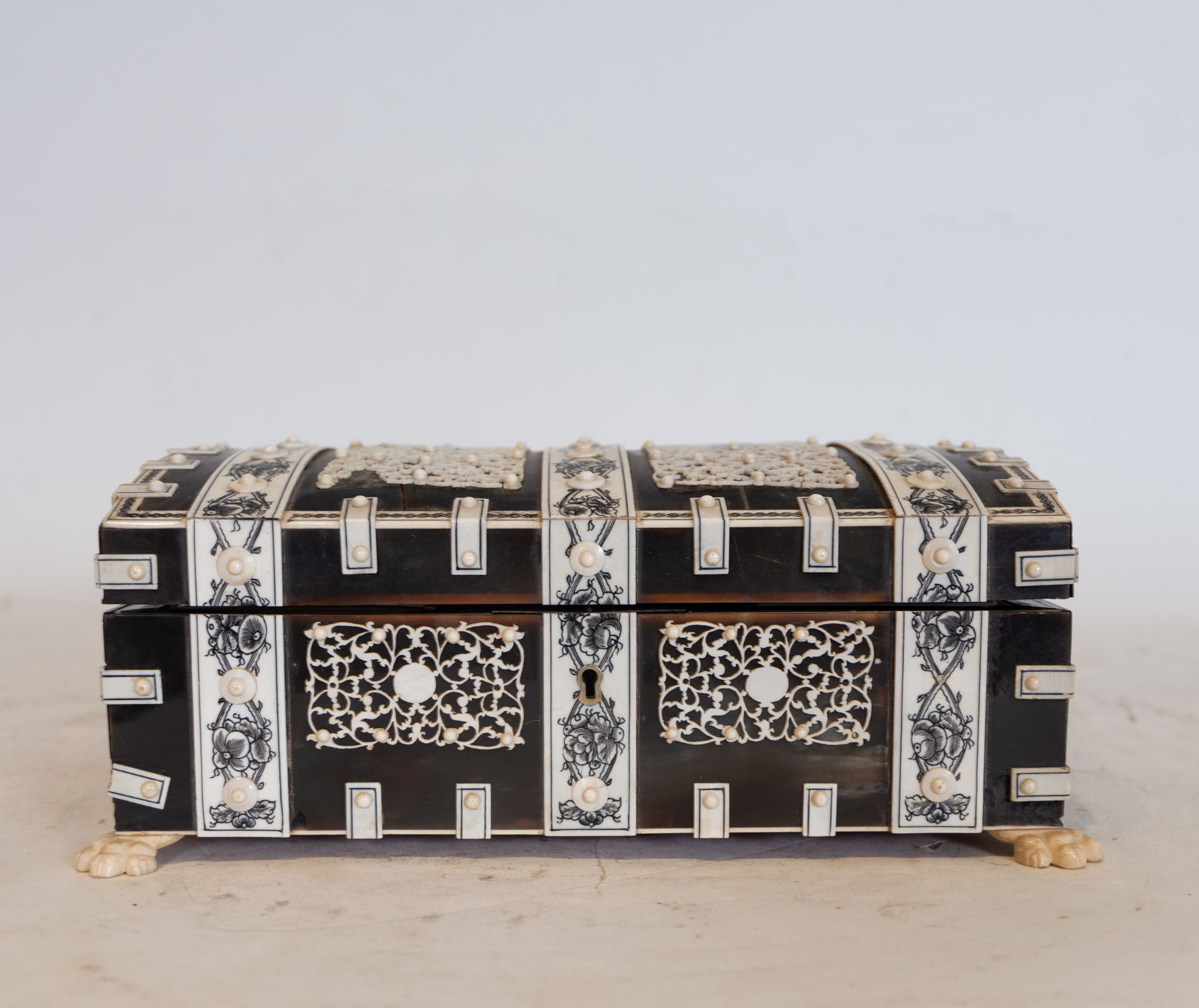 Anglo-Indian sewing box in marquetry of bone and ebony, Anglo-Indian school of the 19th century