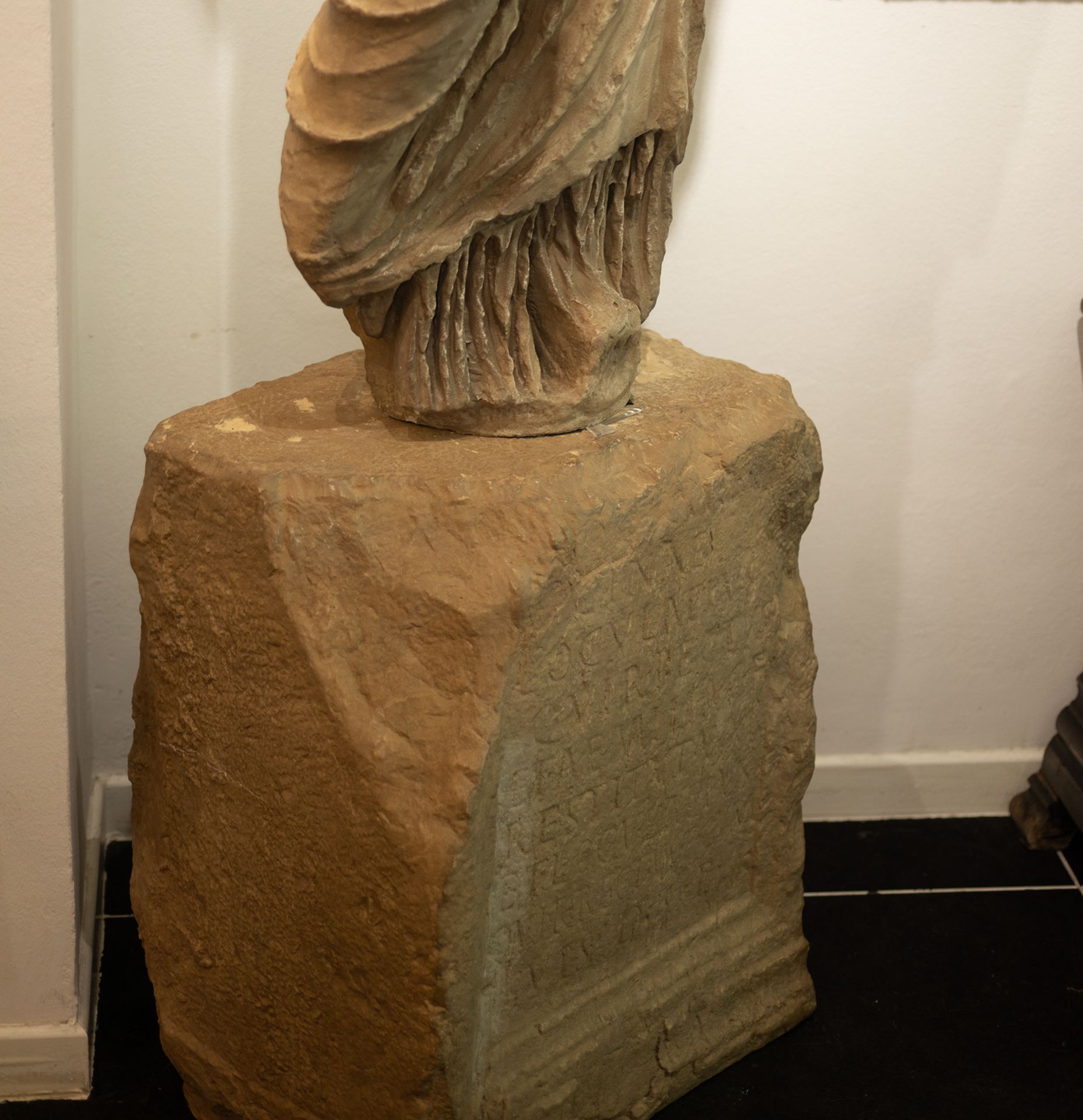 Important Sculpture of Goddess Ceres in Marble Dust, following Roman models from the I - II centurie - Bild 10 aus 11