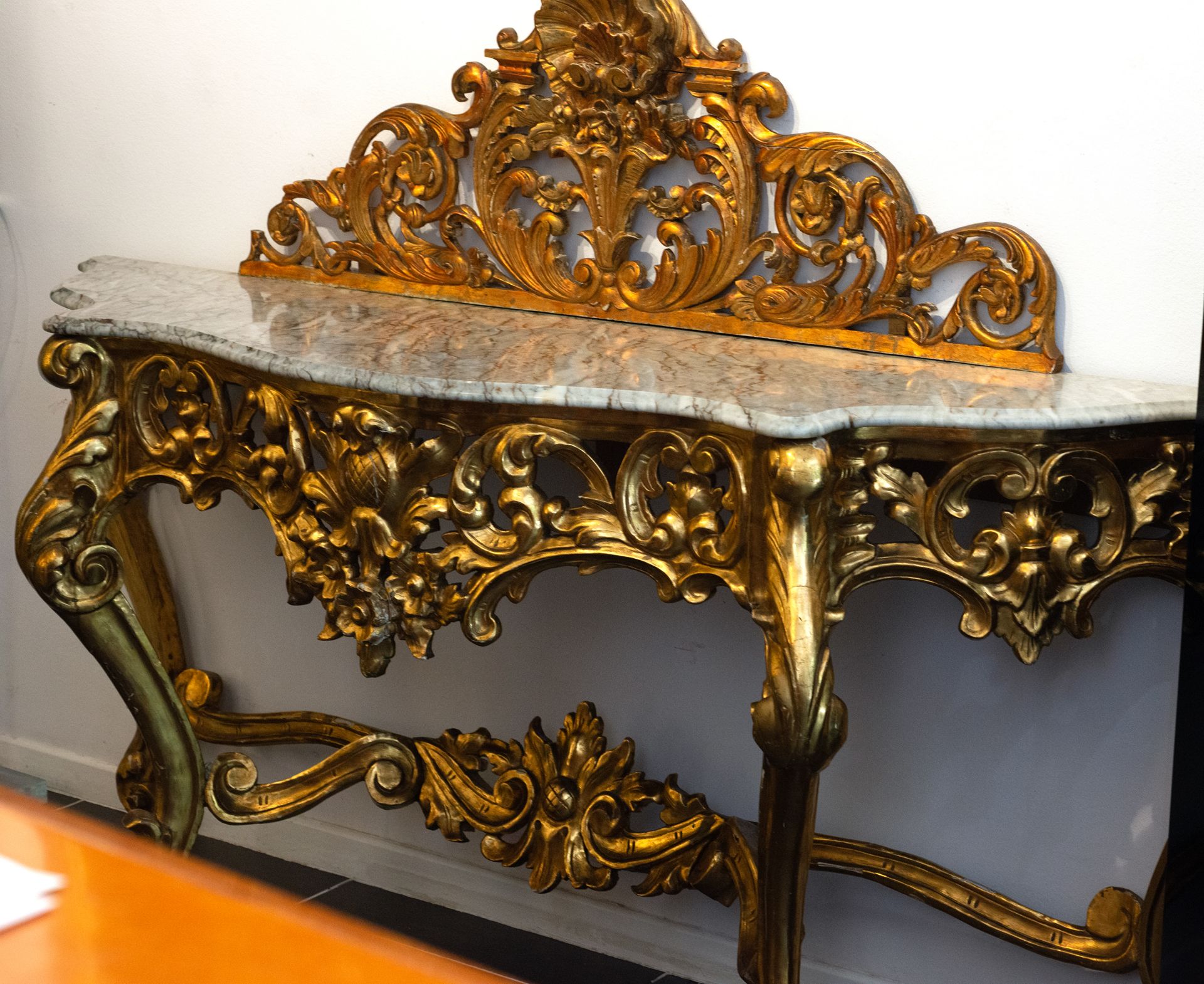 Italian console in gilt wood with gold leaf, Italian school of the 19th century