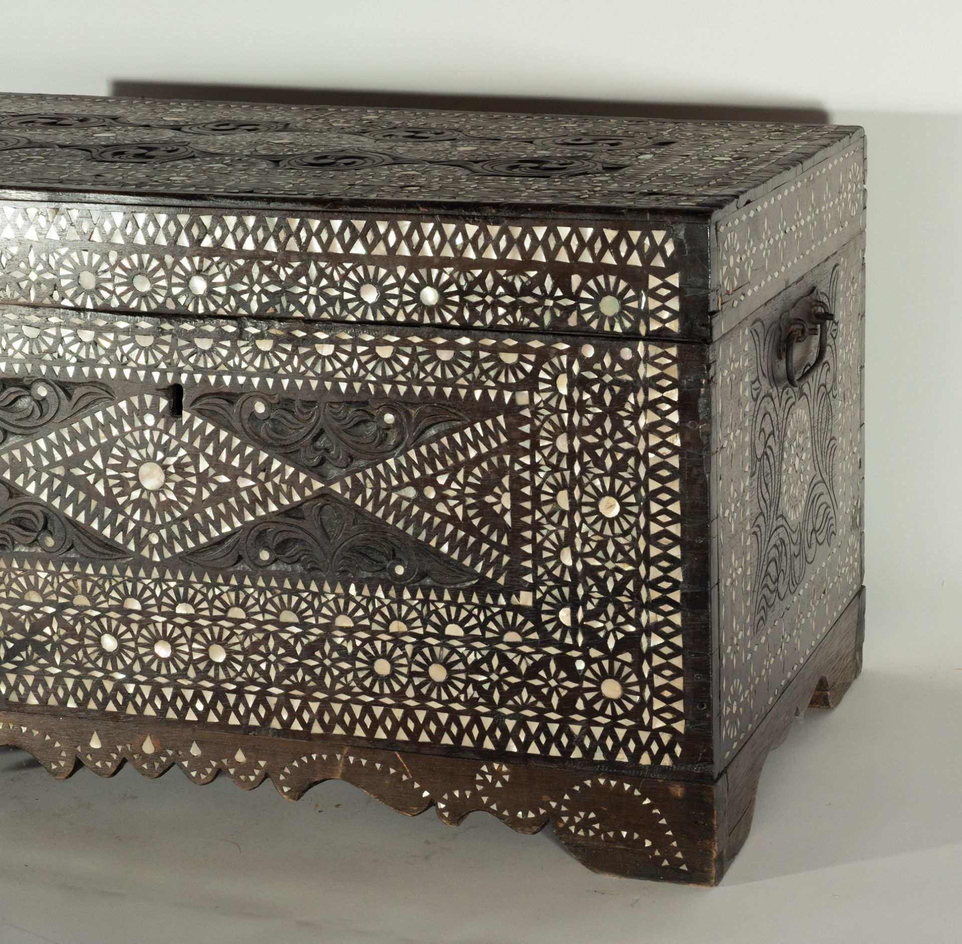 Filipino Trunk in Wood and Mother of Pearl, Filipino School 19th  century - Bild 5 aus 9