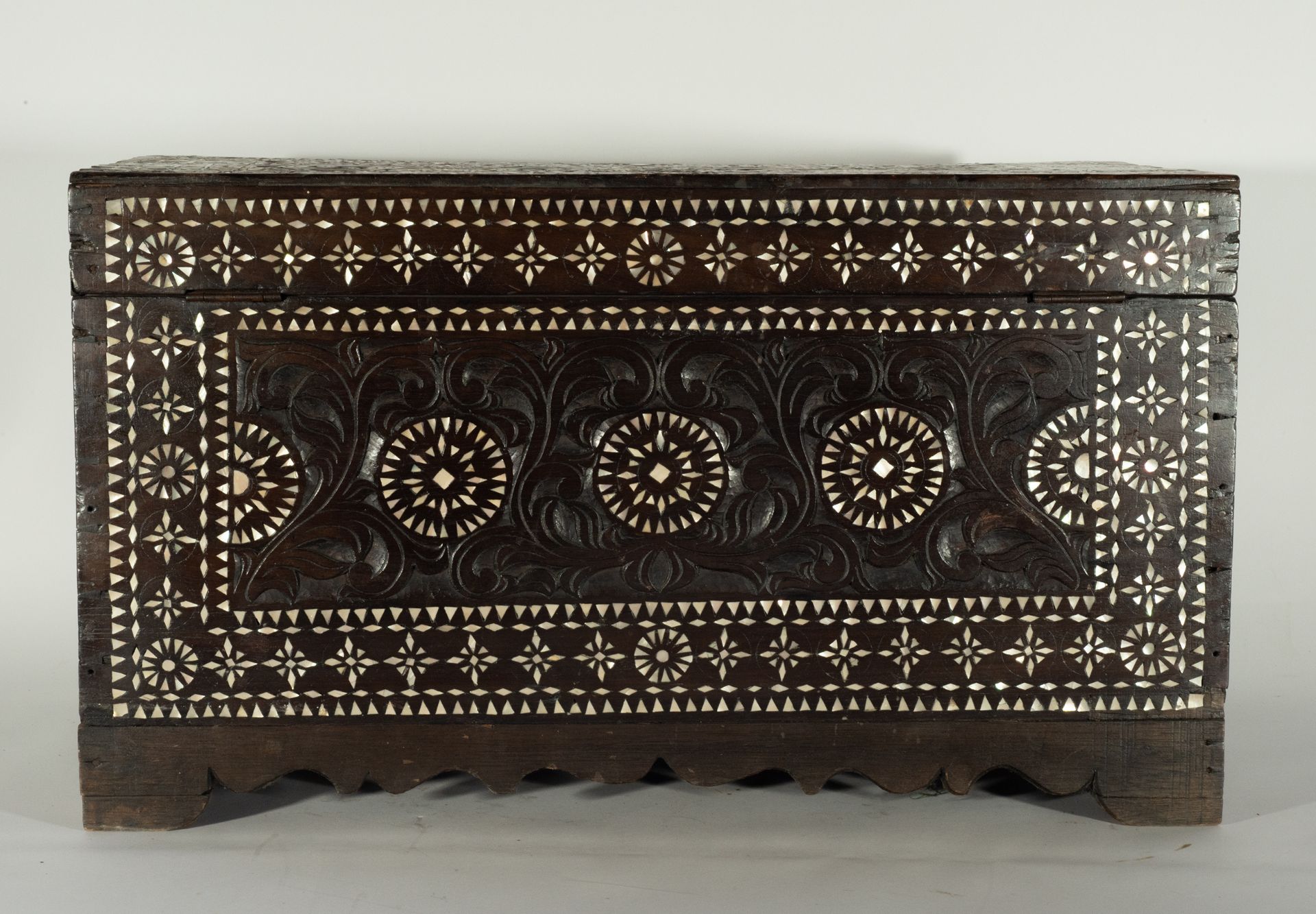 Filipino Trunk in Wood and Mother of Pearl, Filipino School 19th  century - Bild 3 aus 9