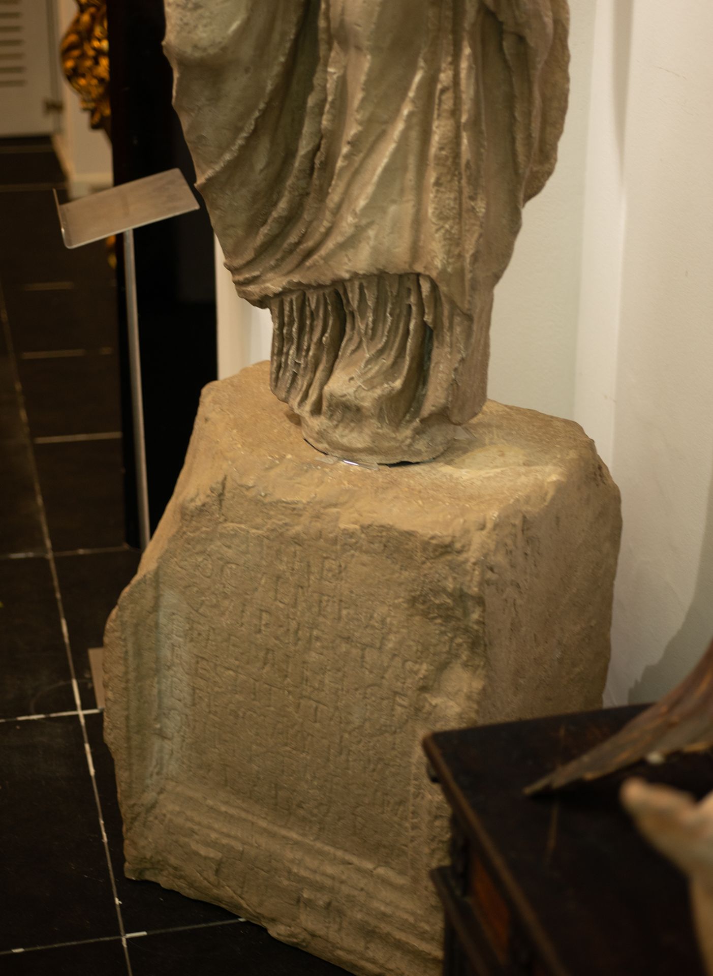 Important Sculpture of Goddess Ceres in Marble Dust, following Roman models from the I - II centurie - Bild 9 aus 11