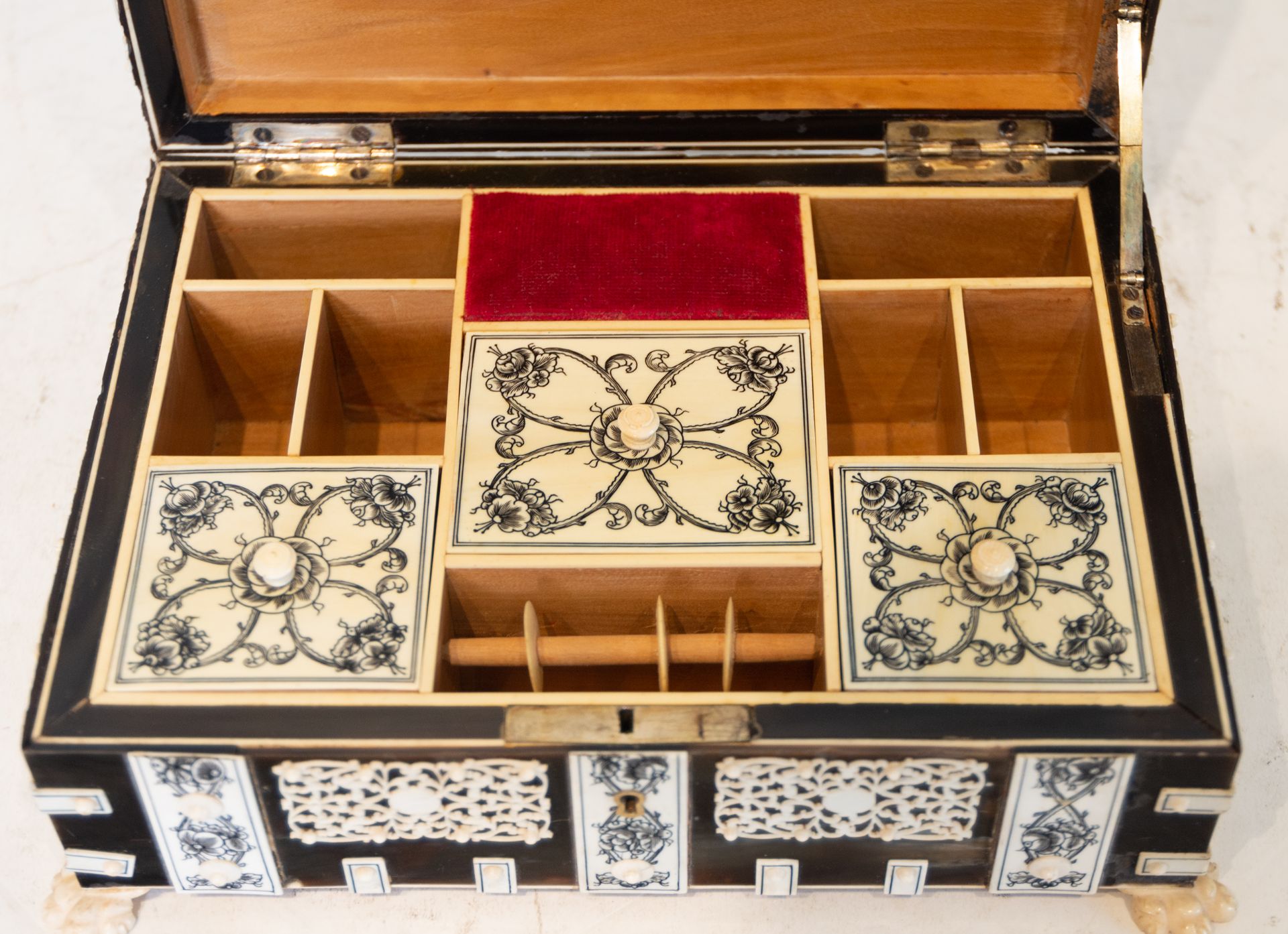 Anglo-Indian sewing box in marquetry of bone and ebony, Anglo-Indian school of the 19th century - Image 5 of 5