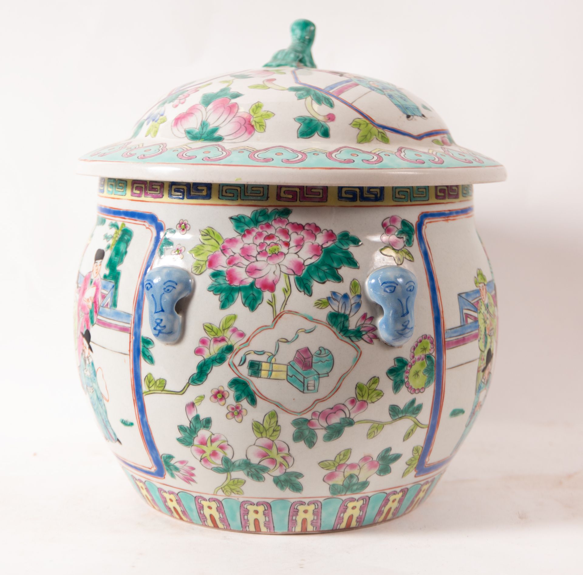 Chinese porcelain vessel glazed in the "famille rose" pattern, Republic Period, Chinese school from  - Image 4 of 6