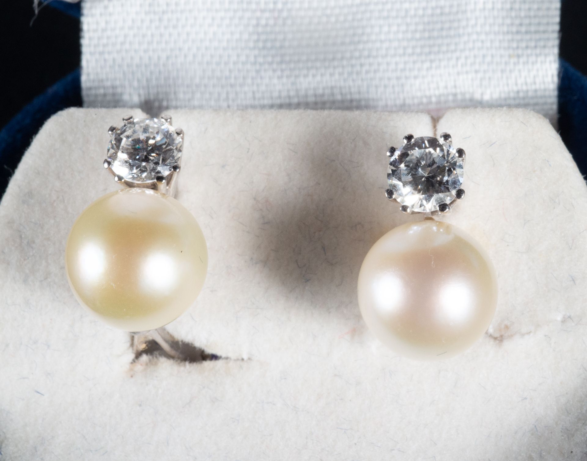 Pair of Earrings with two Brilliant cut Diamonds of 0.50 carats each and Cultured Pearl - Bild 2 aus 2