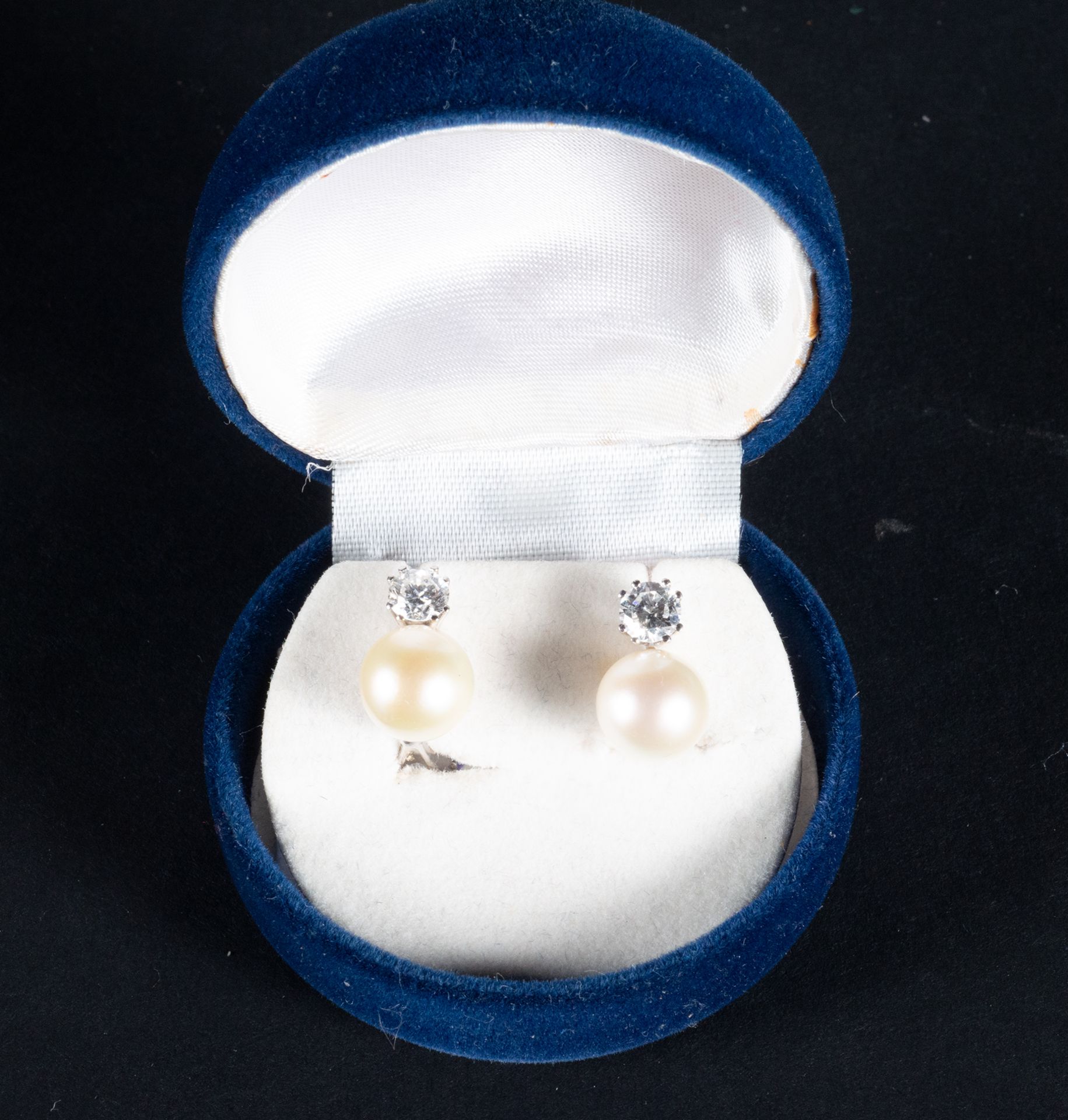 Pair of Earrings with two Brilliant cut Diamonds of 0.50 carats each and Cultured Pearl