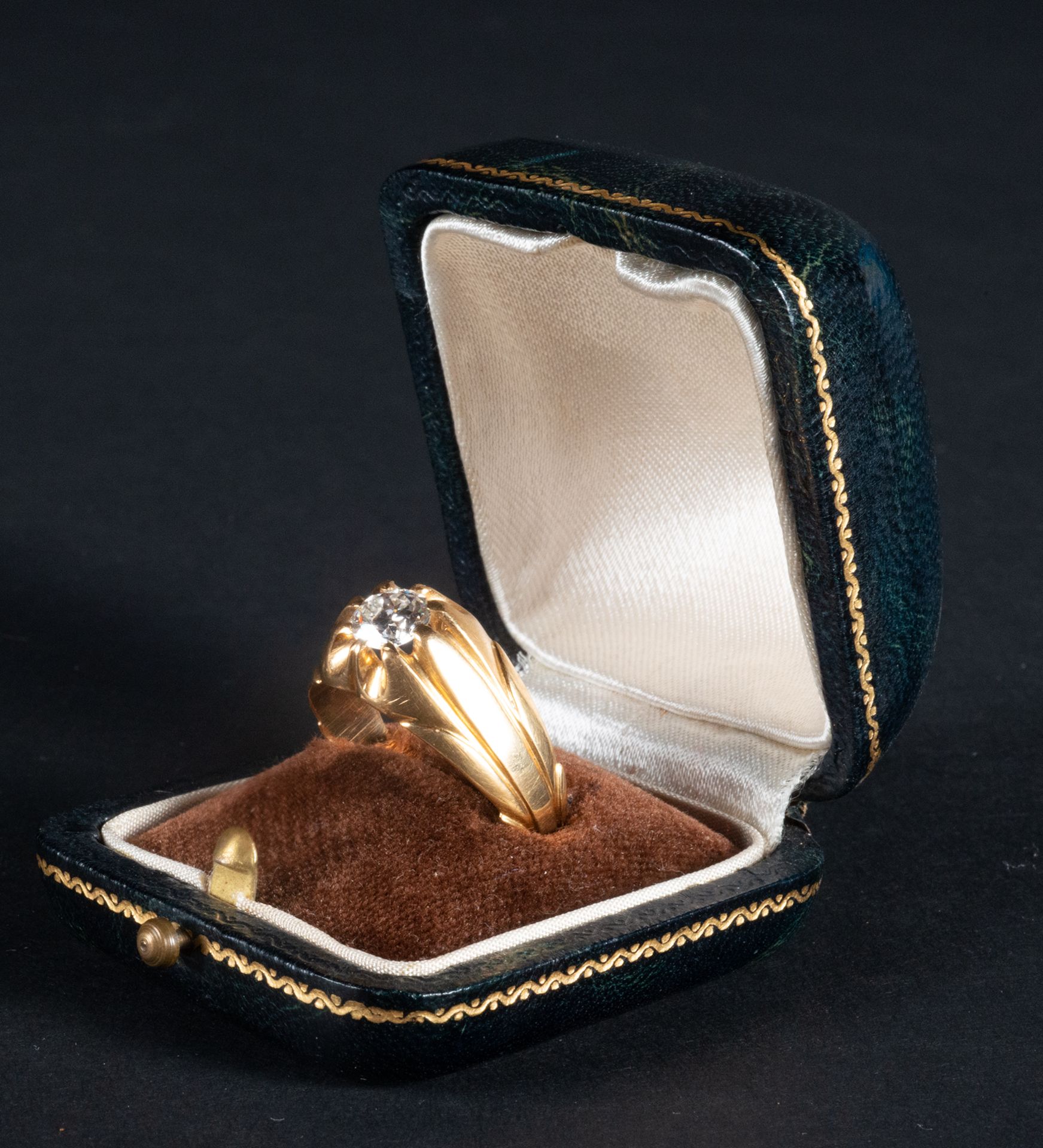 Elegant Gentleman's Solitaire ring with 1.20 Carat VVS Diamond set in 18 Carat Yellow Gold - Bild 2 aus 5
