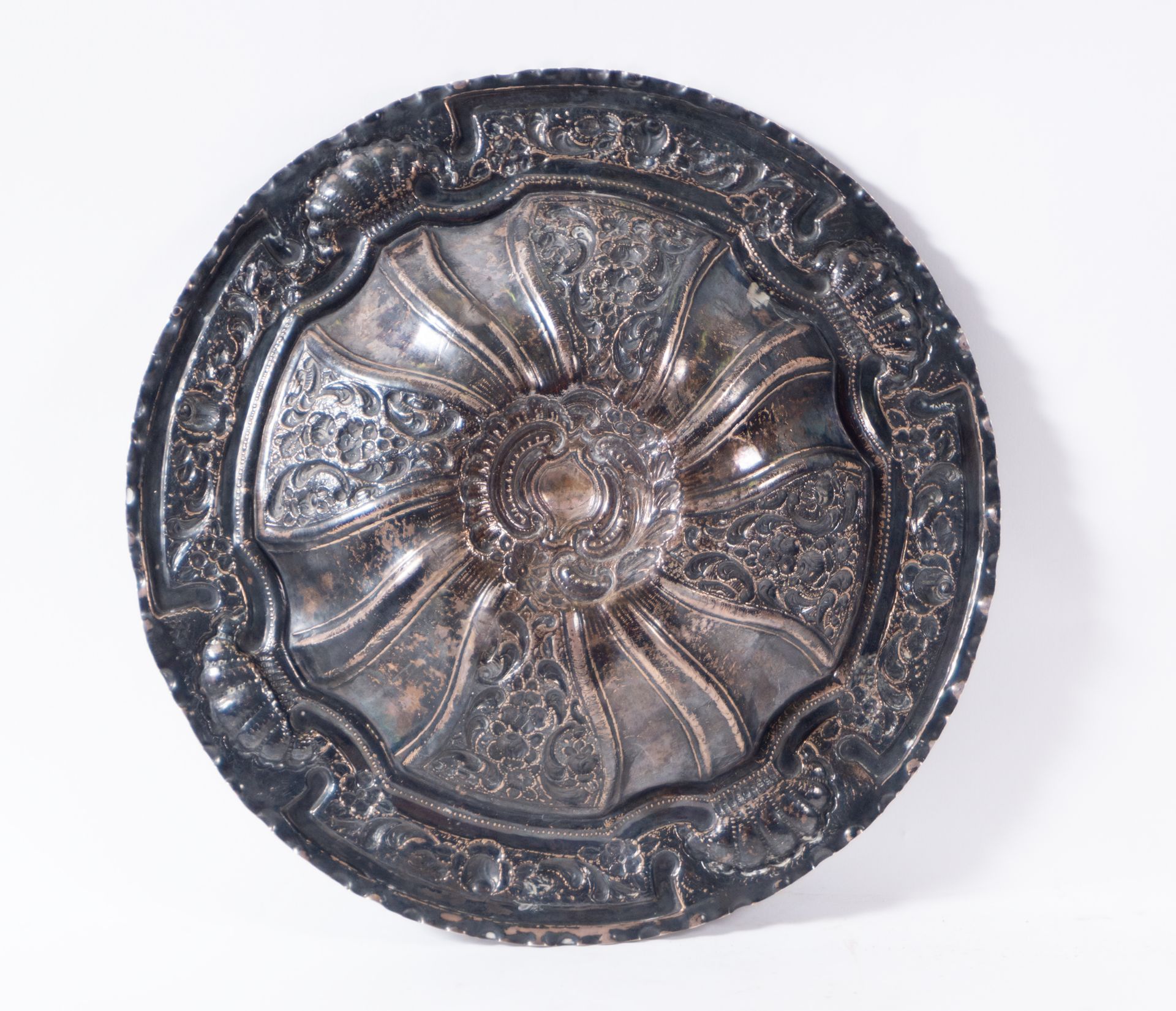 Round tray in embossed silver in the Baroque style, Spanish school of the 18th - 19th centuries - Image 2 of 2