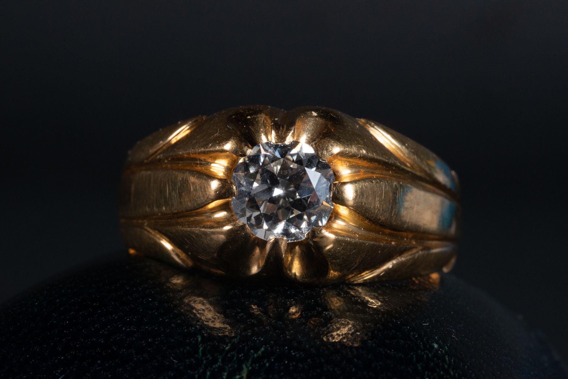 Elegant Gentleman's Solitaire ring with 1.20 Carat VVS Diamond set in 18 Carat Yellow Gold - Bild 4 aus 5