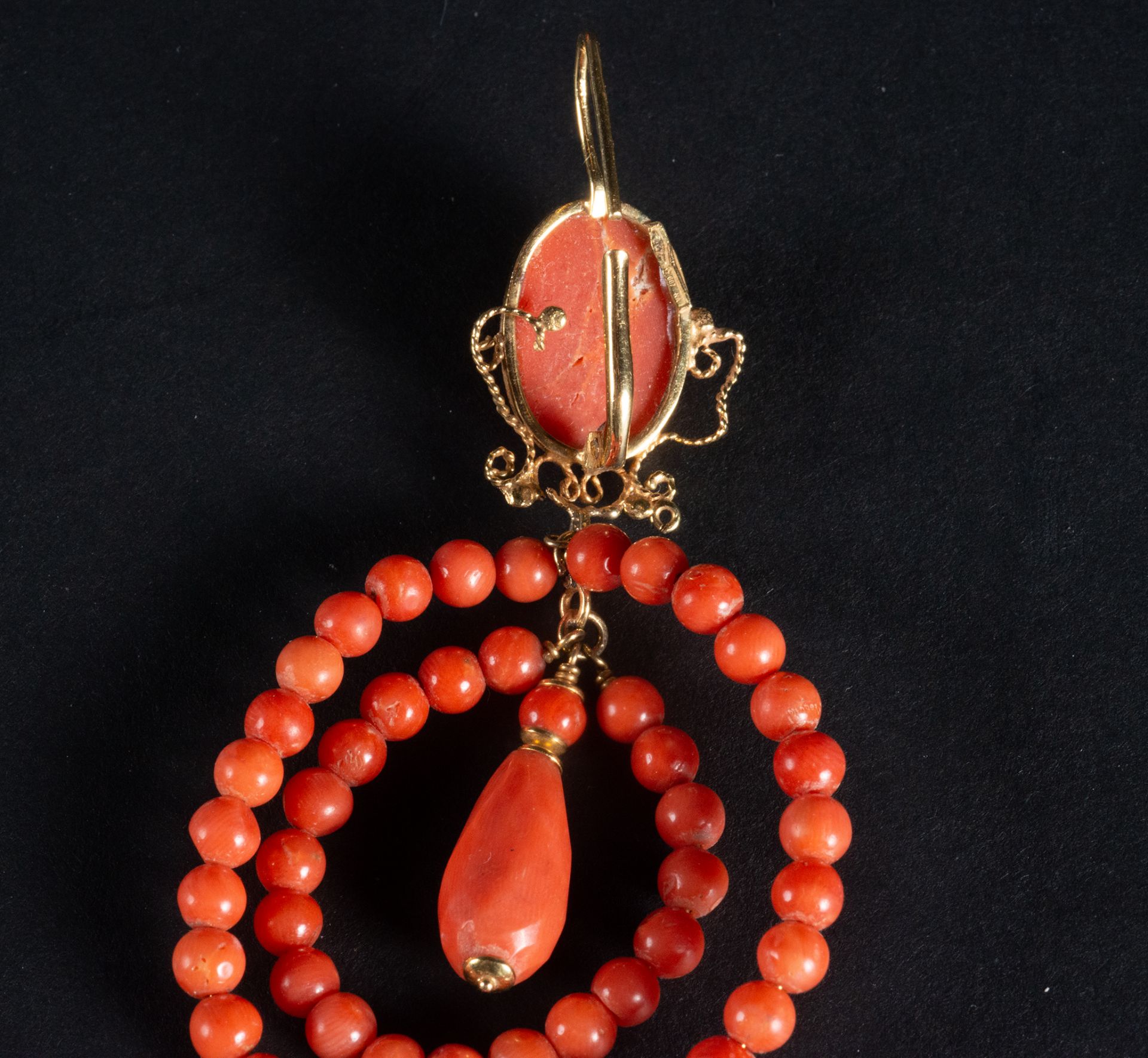 Large pair of 18k gold mounted red coral cameo and bead earrings, late 19th century - Bild 3 aus 3