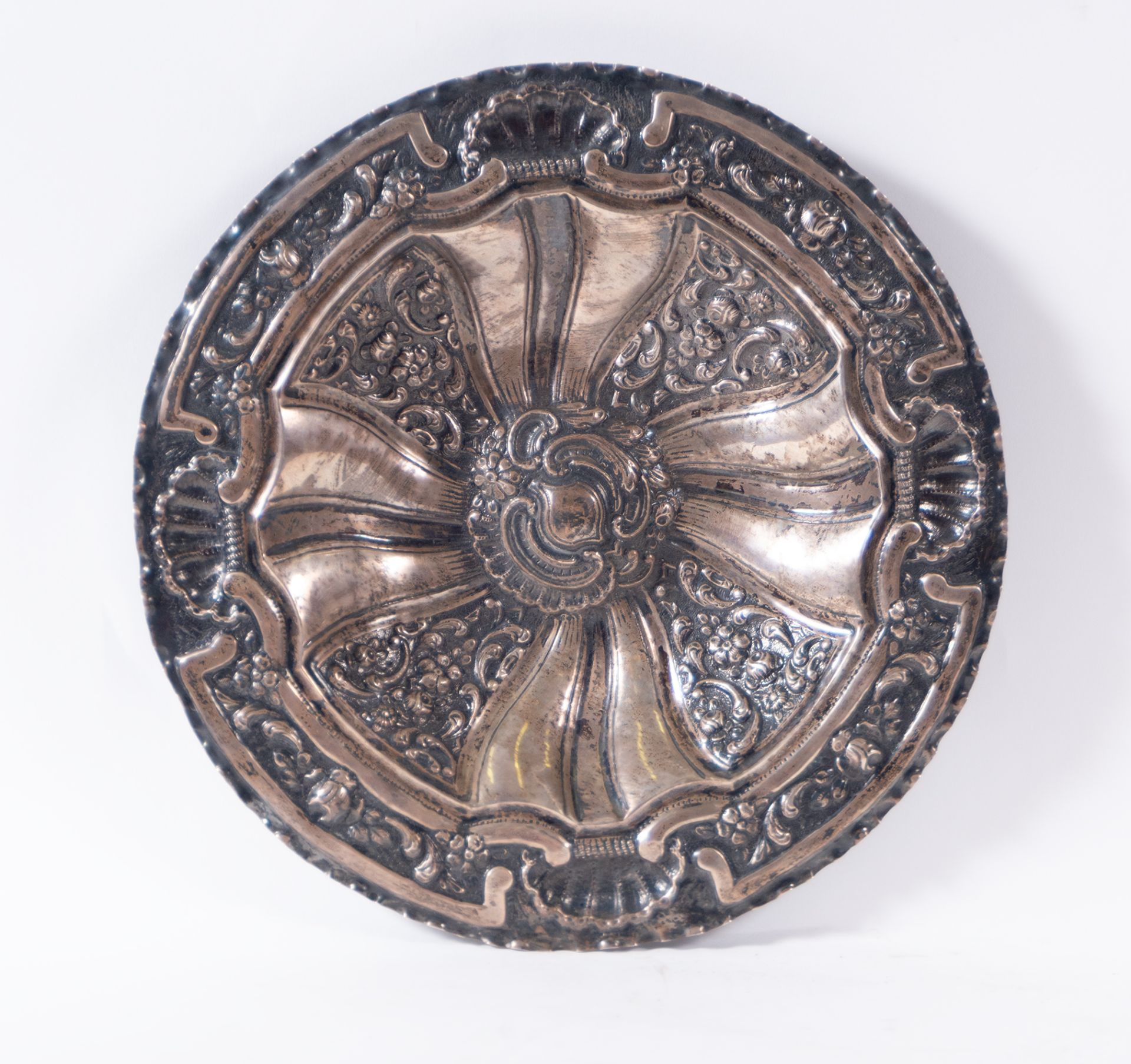 Round tray in embossed silver in the Baroque style, Spanish school of the 18th - 19th centuries