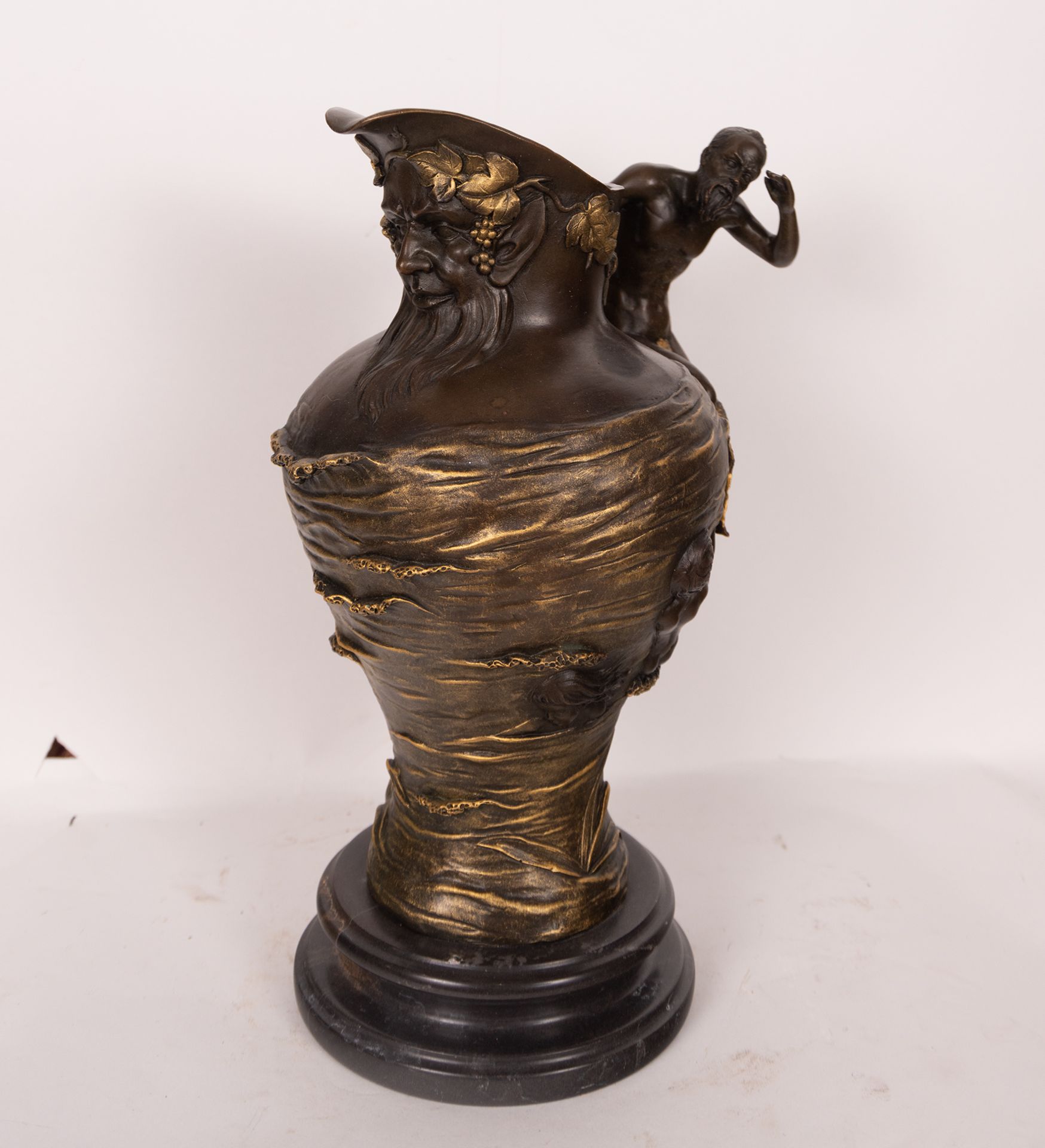 Pair of Cups in Gilt and Patinated Bronze representing Fauns in the Art Nouveau style, French school - Bild 4 aus 9