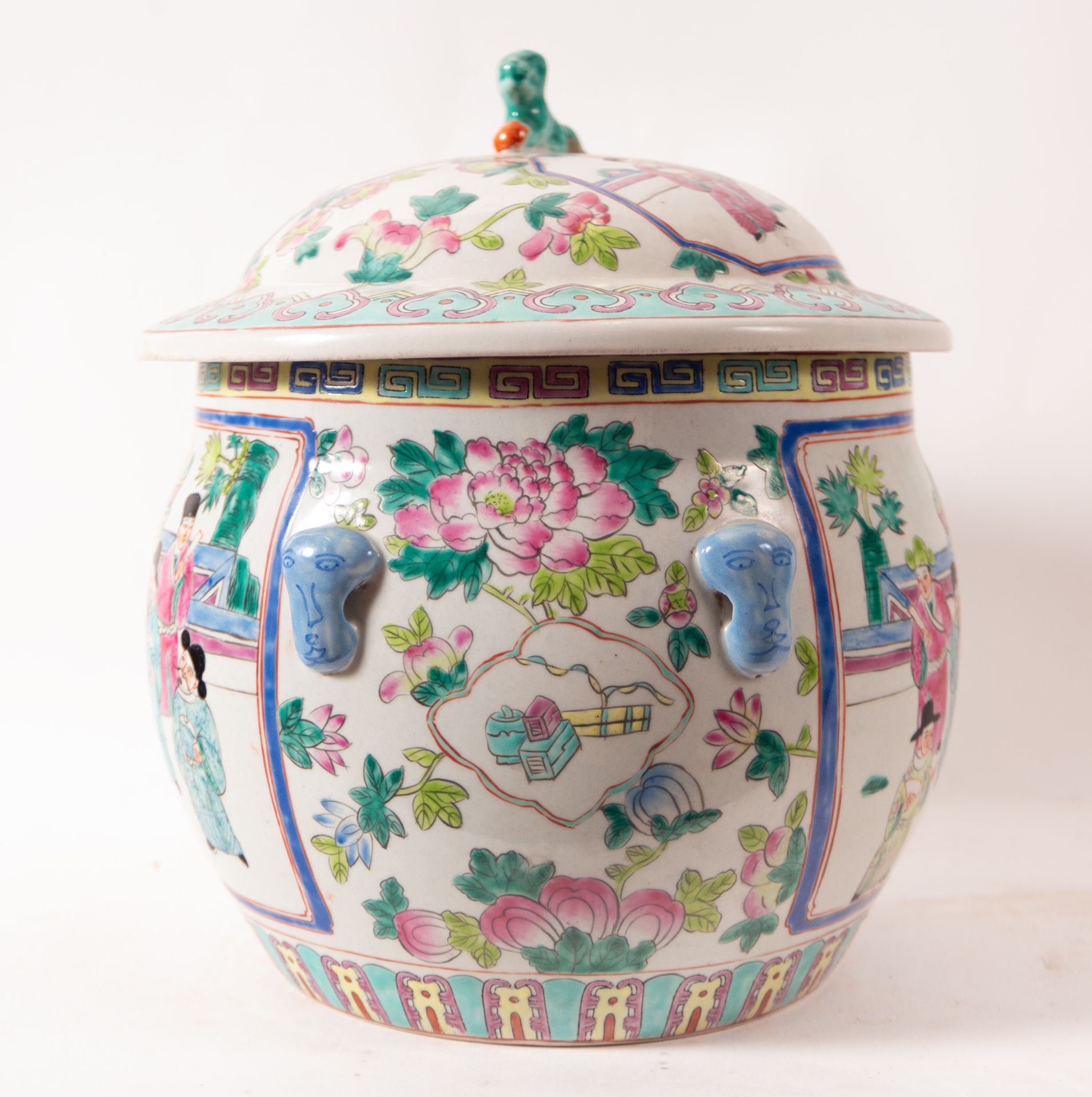 Chinese porcelain vessel glazed in the "famille rose" pattern, Republic Period, Chinese school from  - Image 2 of 6