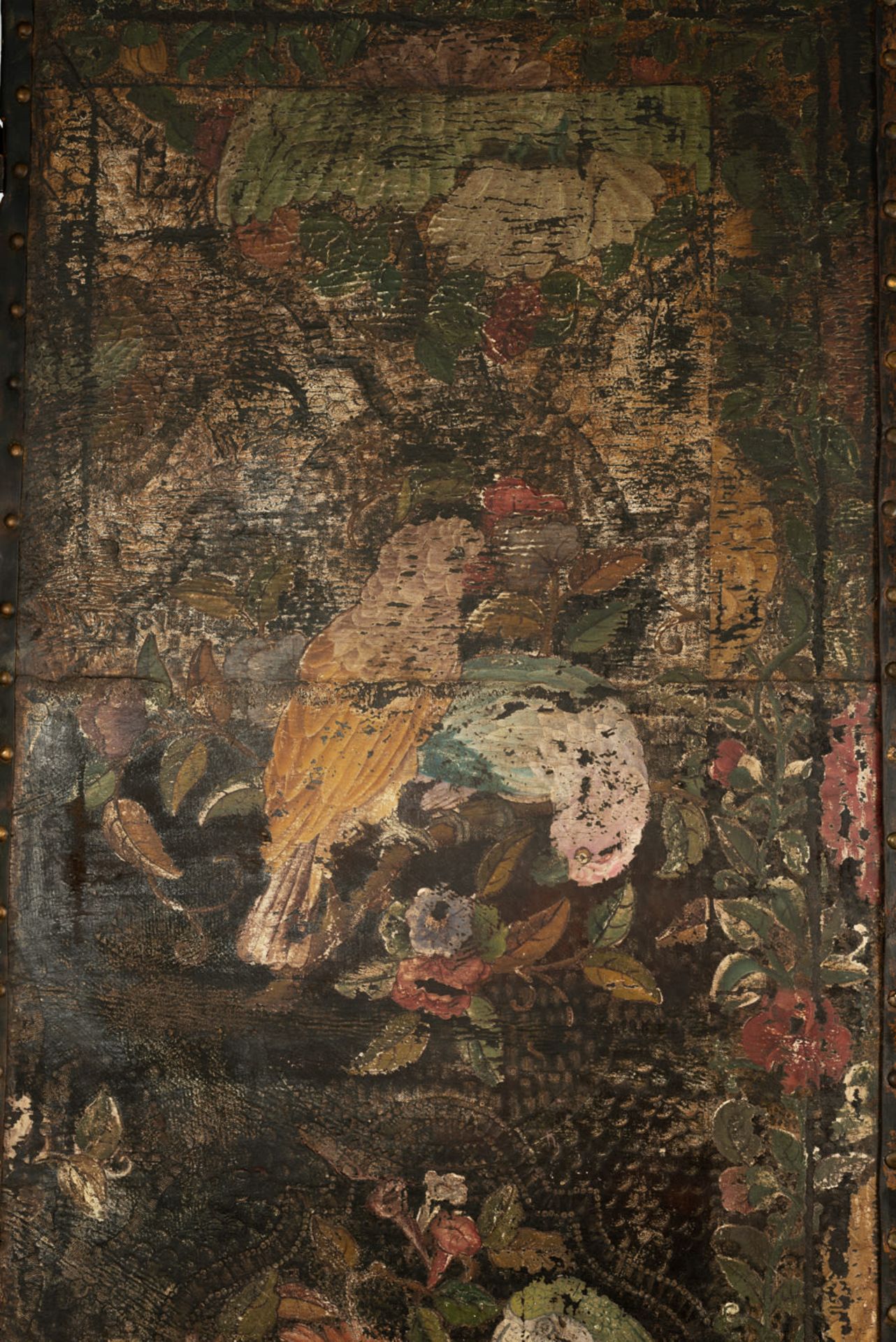 Colonial screen with three leaves in wood and leather painted with floral decoration and birds. - Image 2 of 8