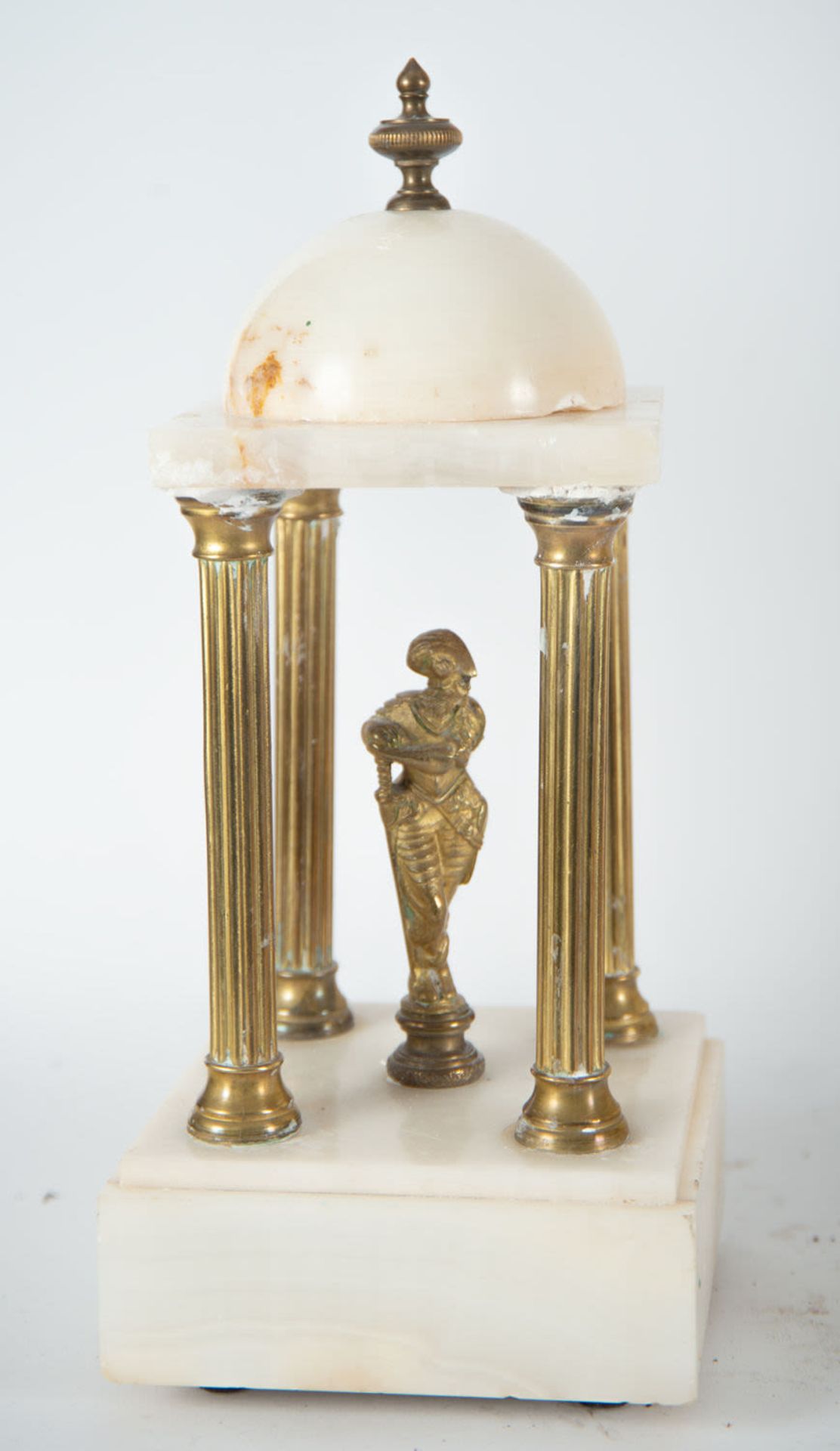 Alabaster garniture, circa 1890 - 1900, with a pair of temples and columns in gilt bronze - Image 5 of 7