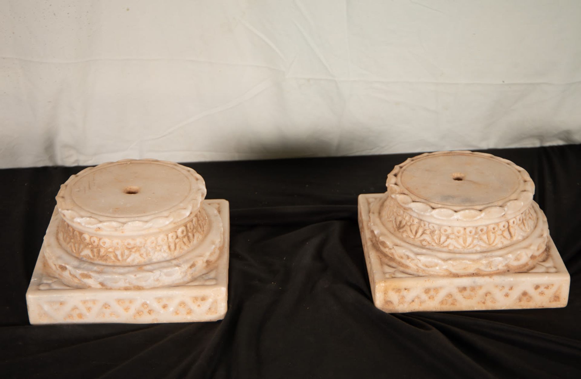 Pair of column bases in the Hellenistic style in marble - Bild 3 aus 5