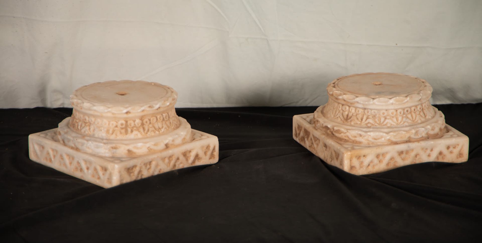 Pair of column bases in the Hellenistic style in marble - Bild 2 aus 5