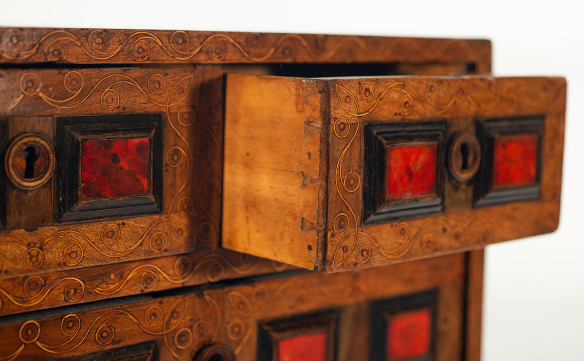 Hispano-flemish litter cabinet in wood and tortoiseshell applications, 17th century - Bild 3 aus 3