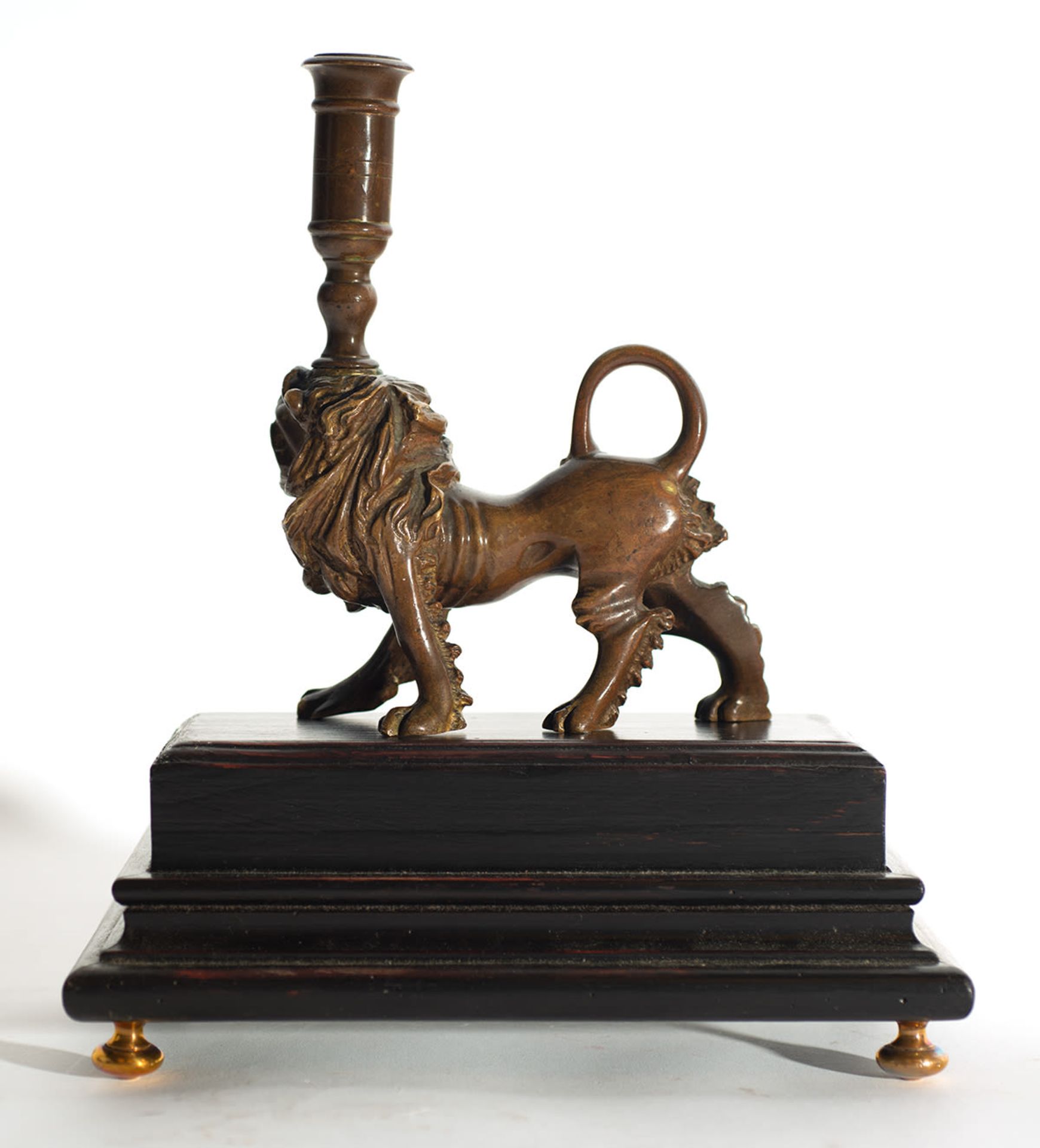 Candlestick in the shape of a lion in bronze, 18th century - Image 2 of 3