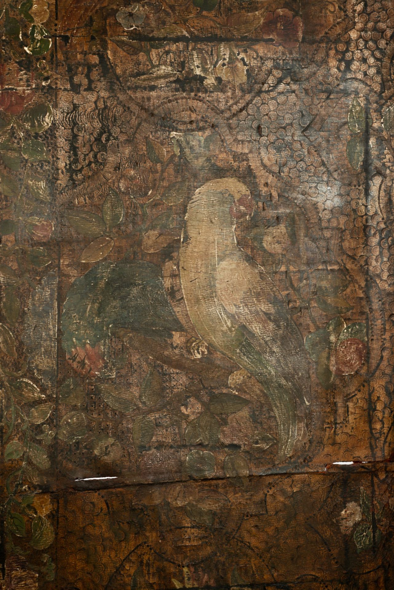 Colonial screen with three leaves in wood and leather painted with floral decoration and birds. - Image 7 of 8