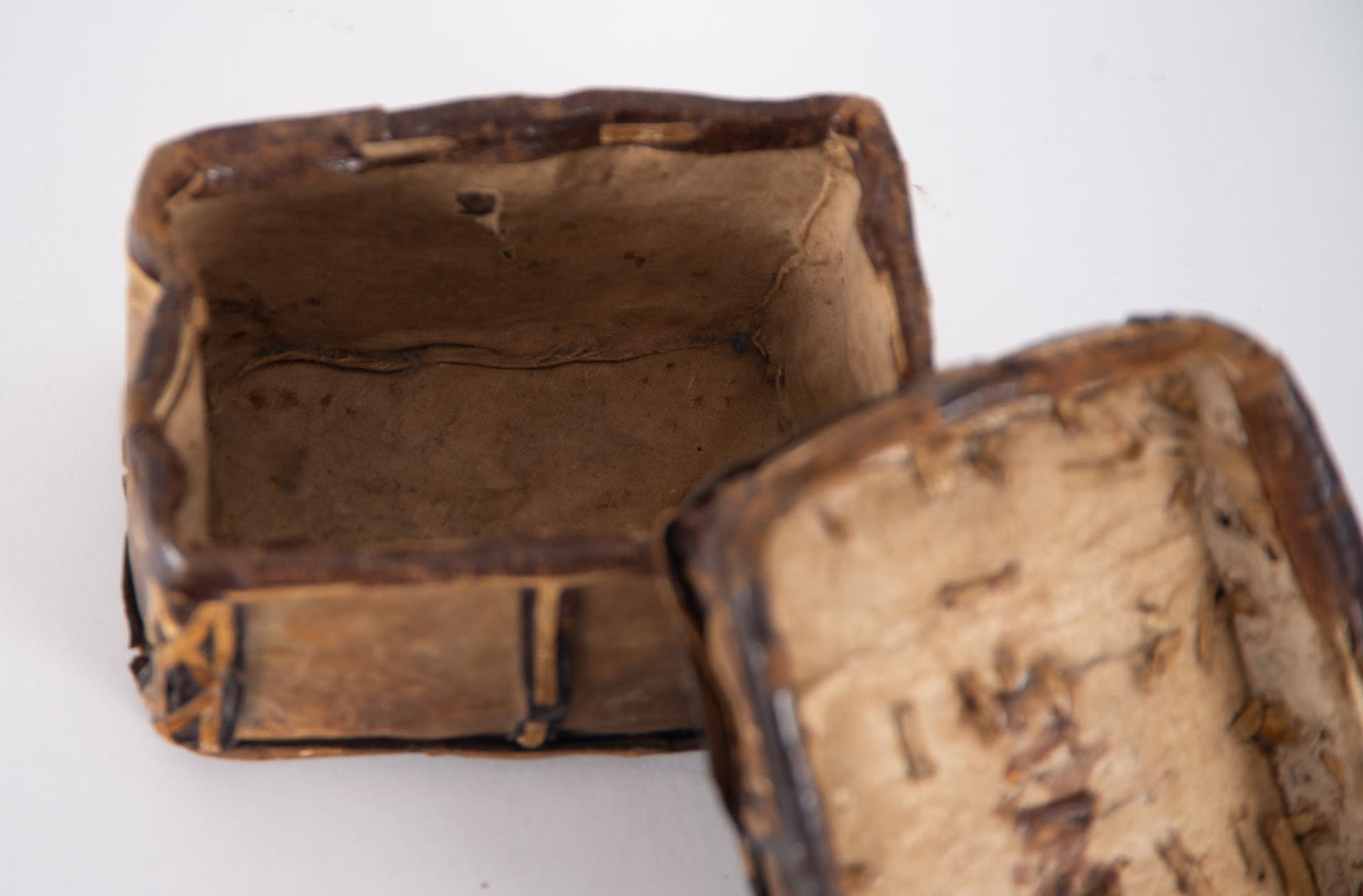 Small Mexican leather chest, 17th century - Image 7 of 7