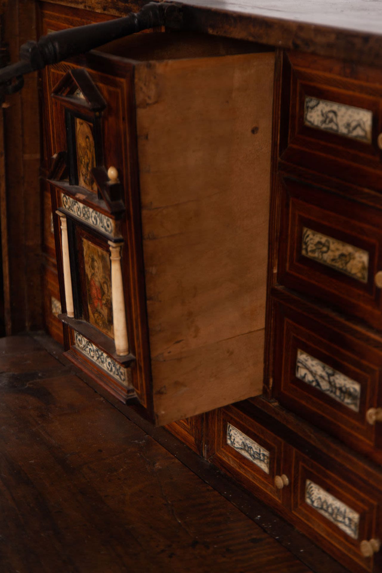 Important Spanish-Flemish cabinet, in bone and marquetry, 17th century - Image 11 of 12