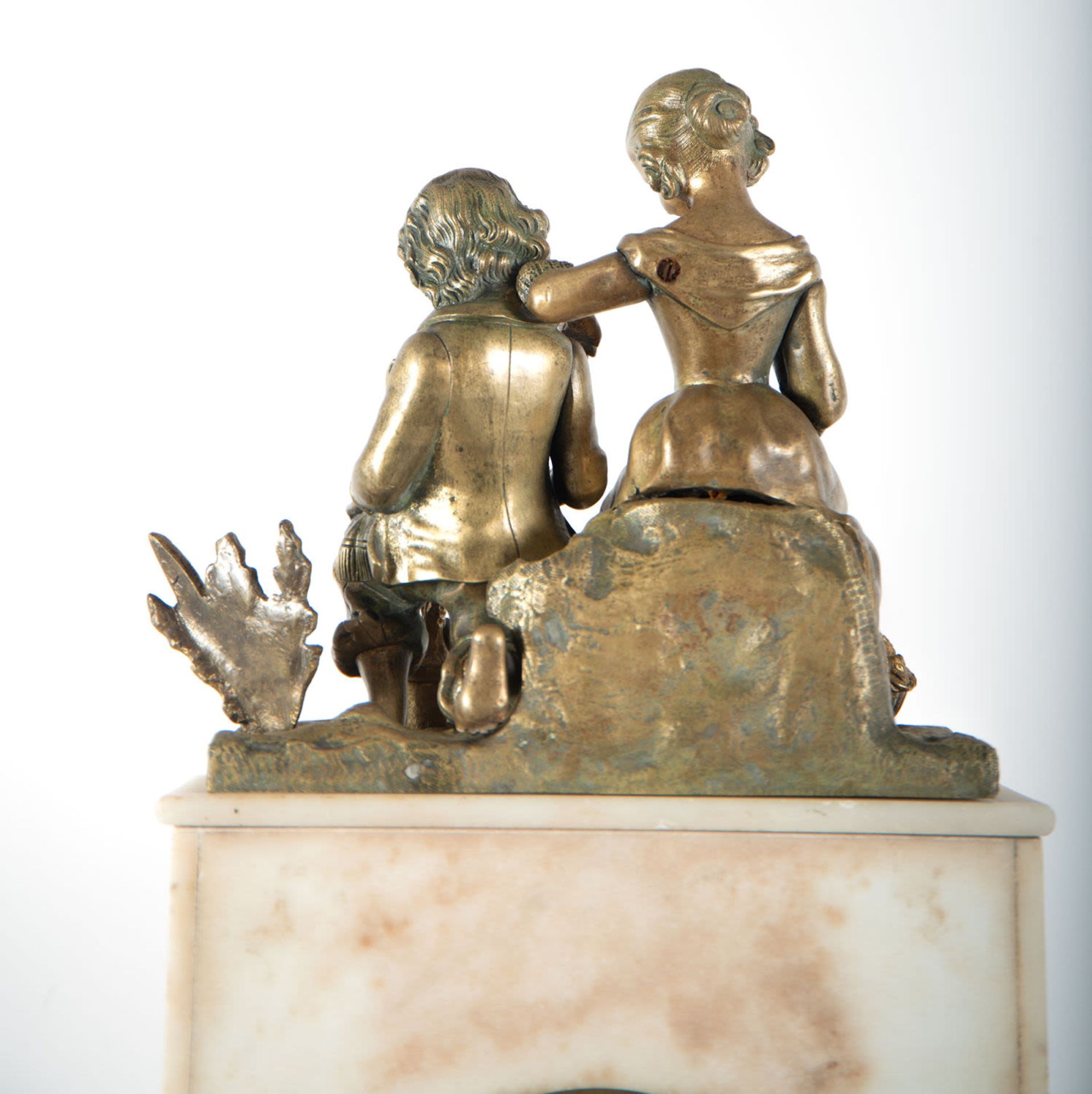 Bronze and marble clock depicting a couple watering pots, 19th century - Image 5 of 6