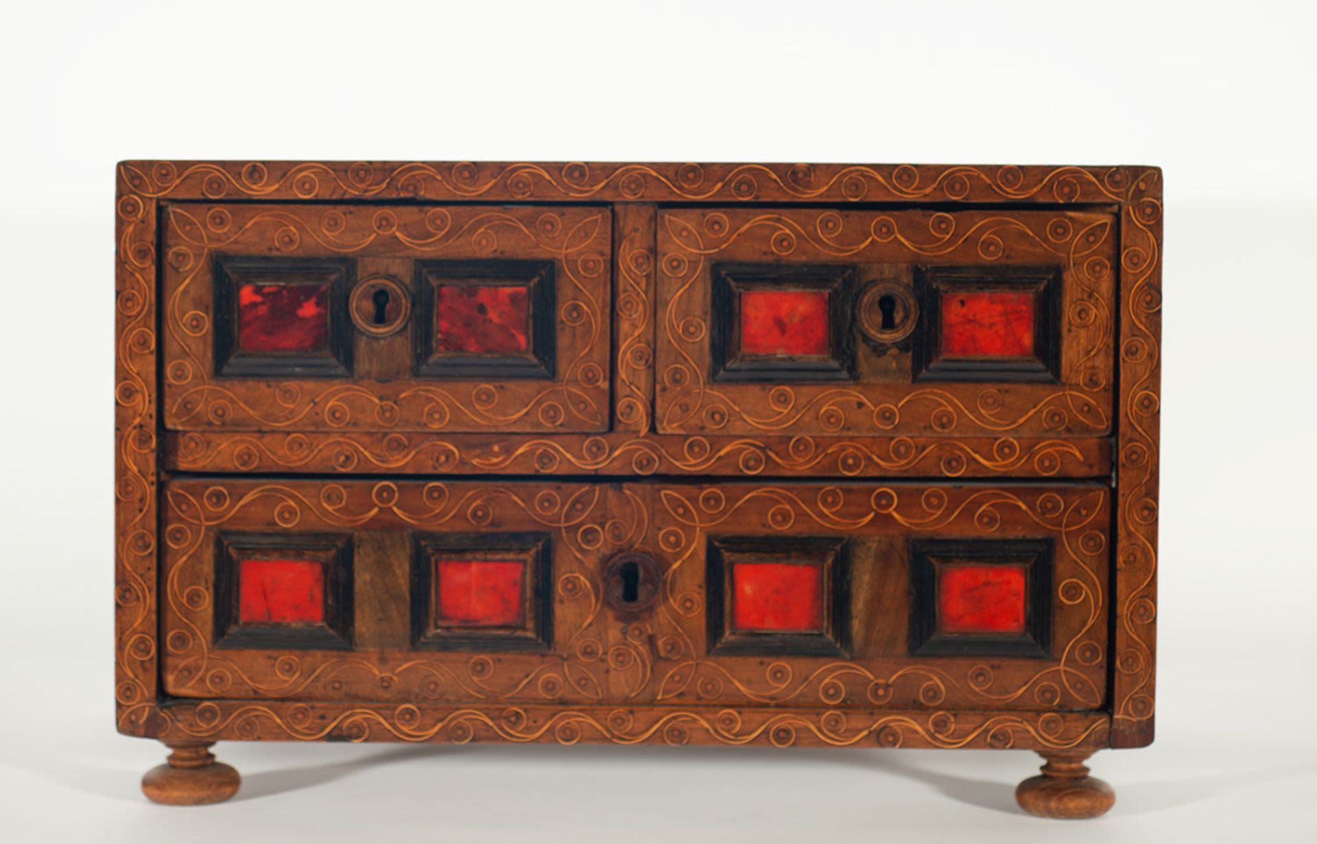 Hispano-flemish litter cabinet in wood and tortoiseshell applications, 17th century