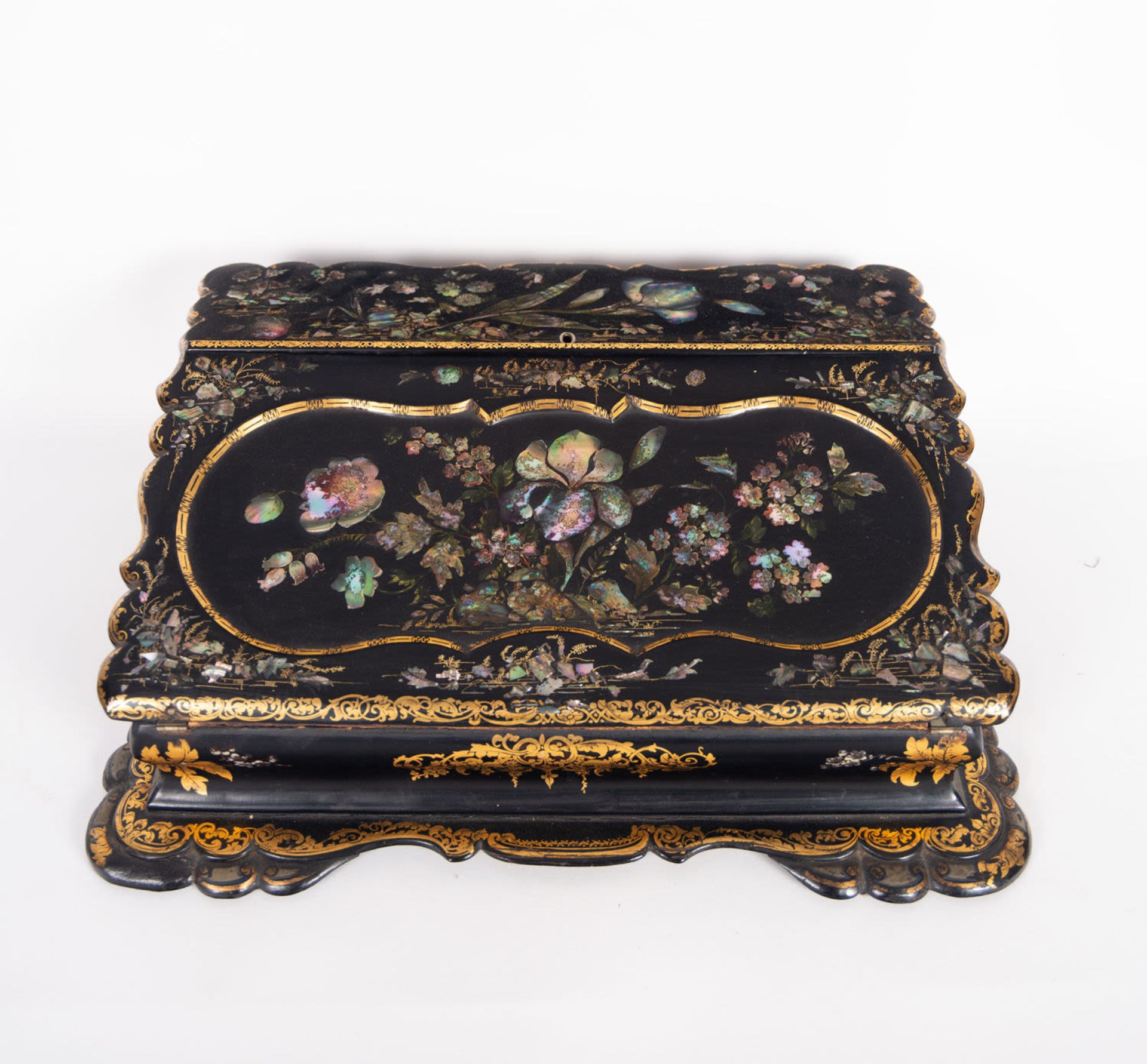 Beautiful writing desk in gilded wood with mother-of-pearl inlays, French school of the 19th century - Image 13 of 13