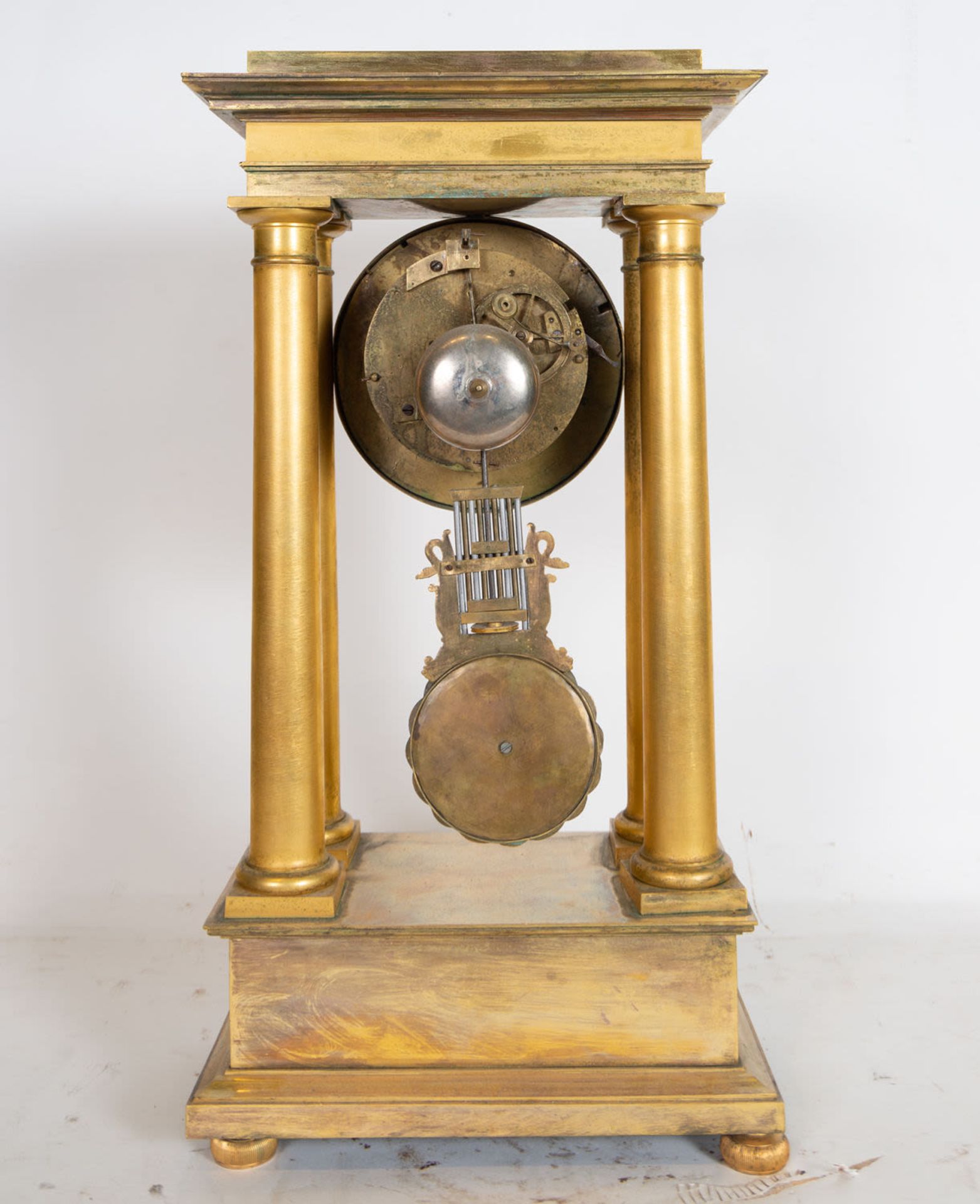 Large Bronze Clock in the shape of a Shrine with columns, French school of the 19th century - Image 4 of 5