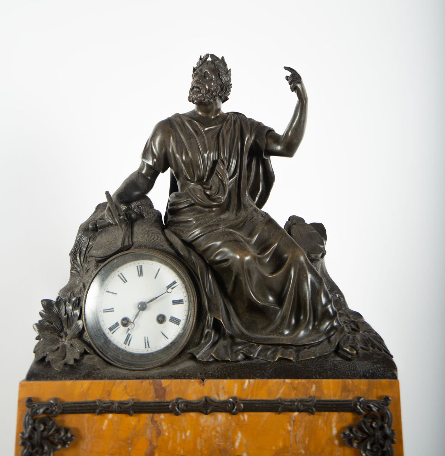 Patinated bronze and Aleppo marble clock depicting Socrates, Regency style - Image 2 of 4