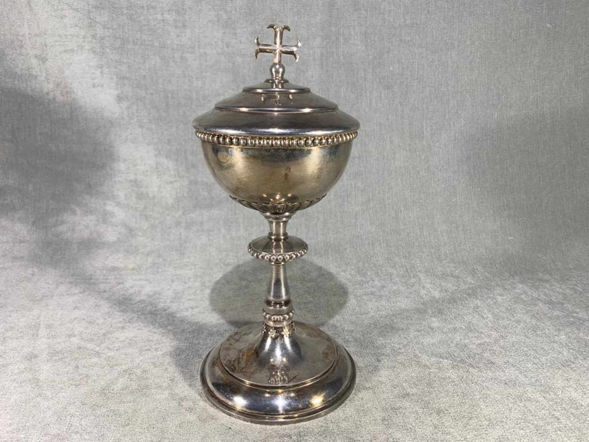 Ciborium in solid sterling silver with a cross on the Lid. Spain. Twentieth century