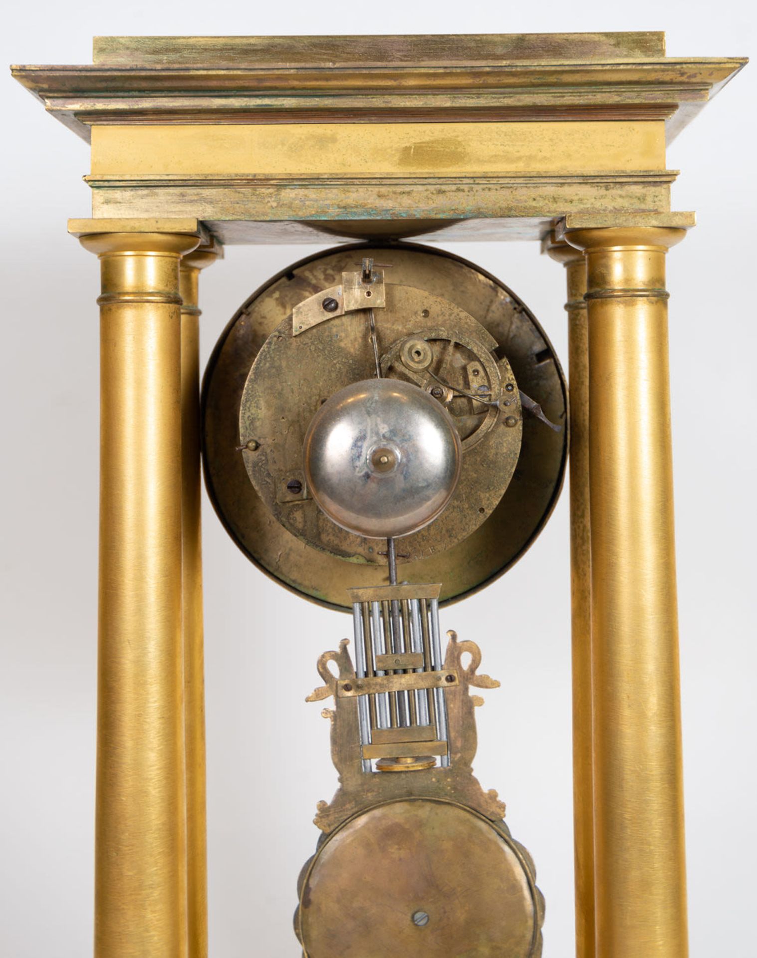 Large Bronze Clock in the shape of a Shrine with columns, French school of the 19th century - Bild 5 aus 5