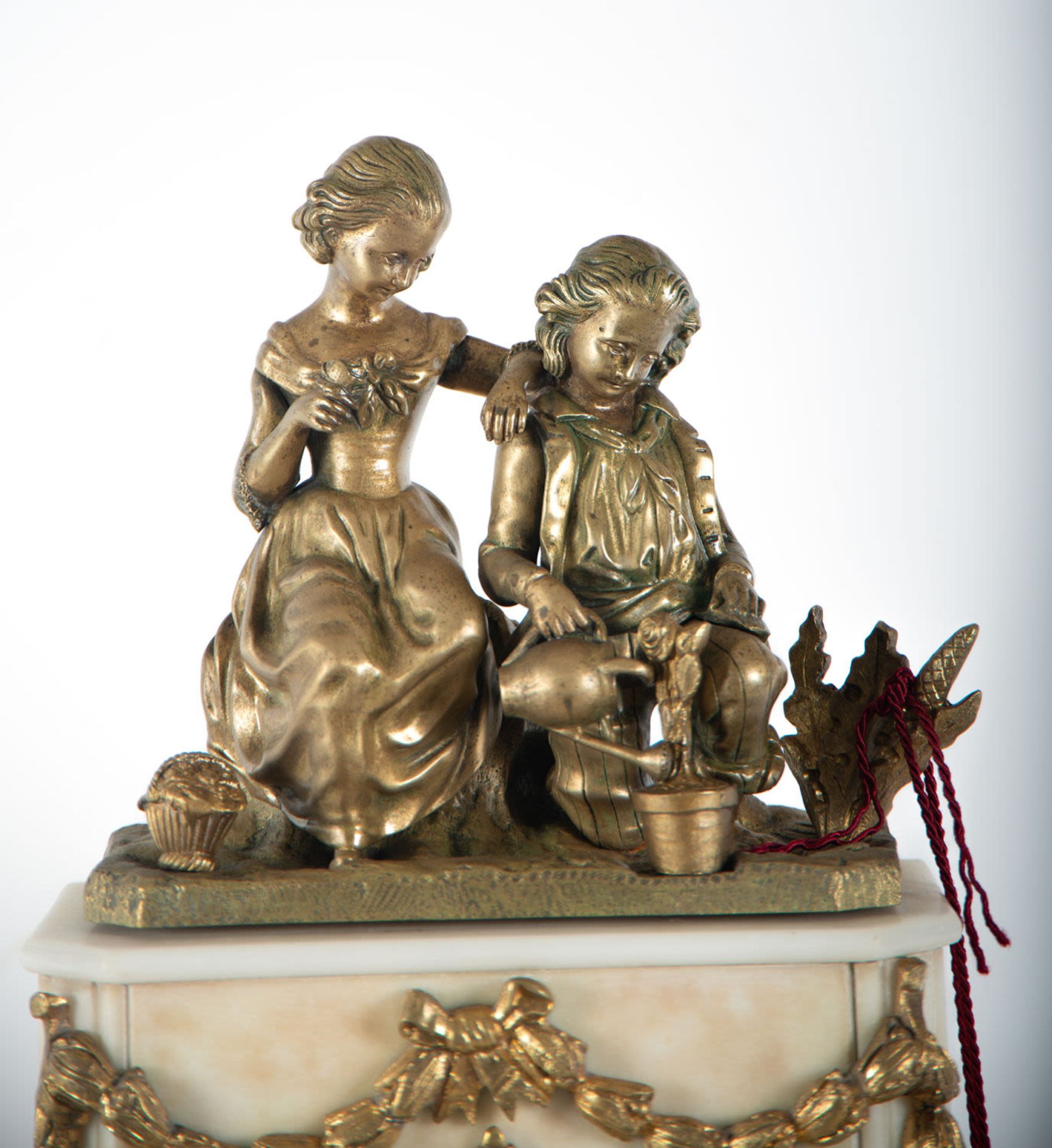 Bronze and marble clock depicting a couple watering pots, 19th century - Image 2 of 6