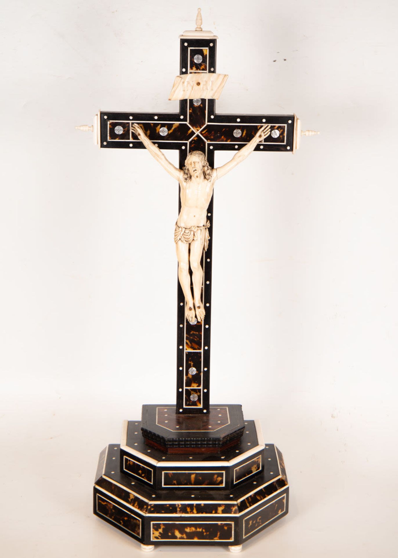 Important Christ on Calvary in Hispano Flemish Ivory, 17th century