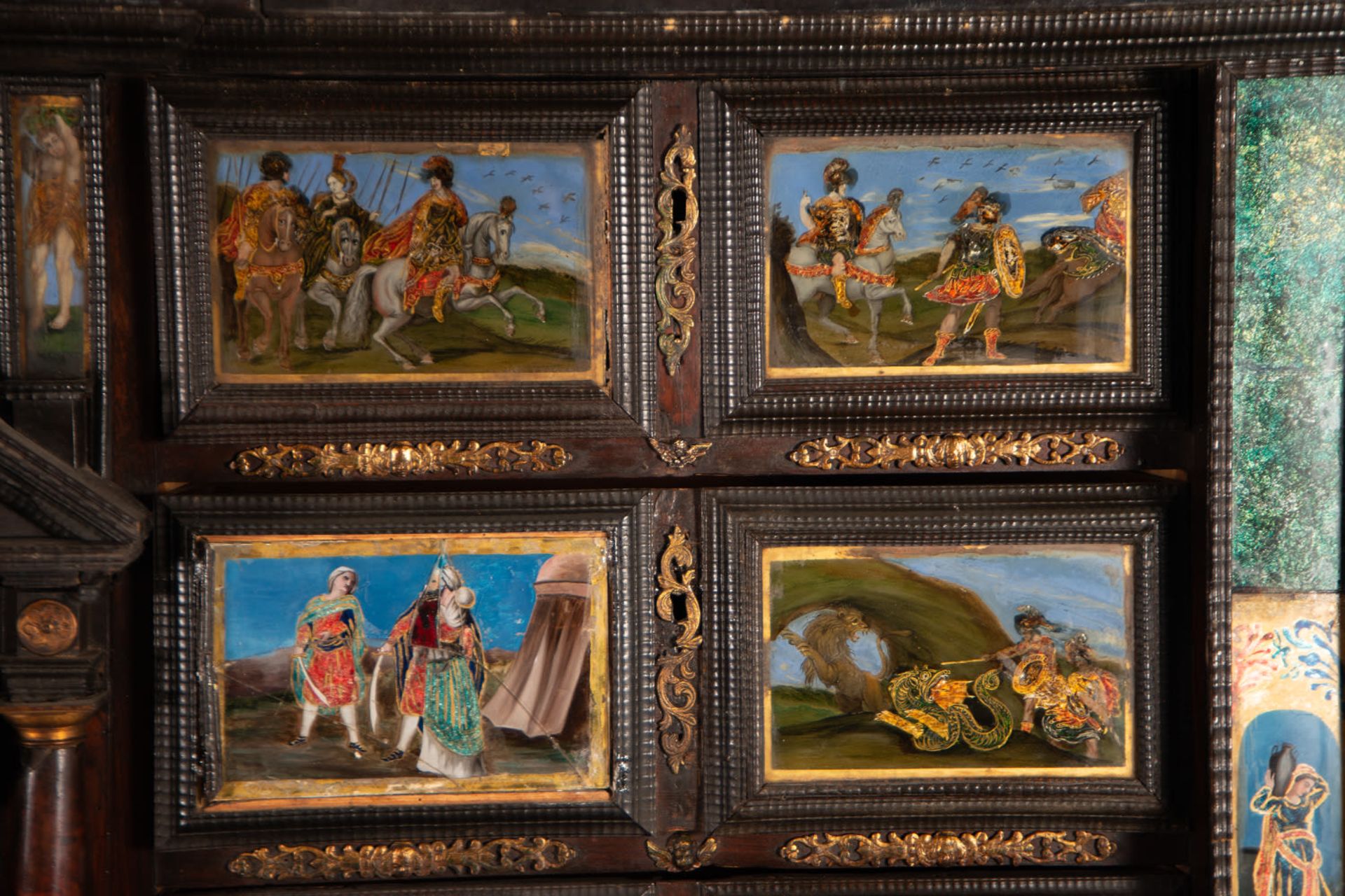 Important Neapolitan Cabinet in rosewood marquetry, tortoiseshell and painted glass, Italian school  - Image 7 of 9