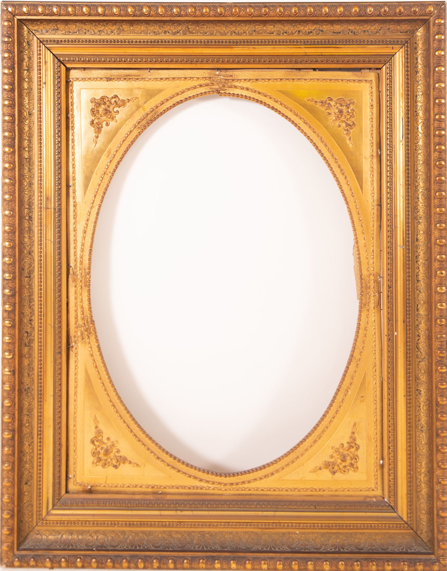 Large Neoclassical oval frame, in gilded and carved wood, French school of the 19th century