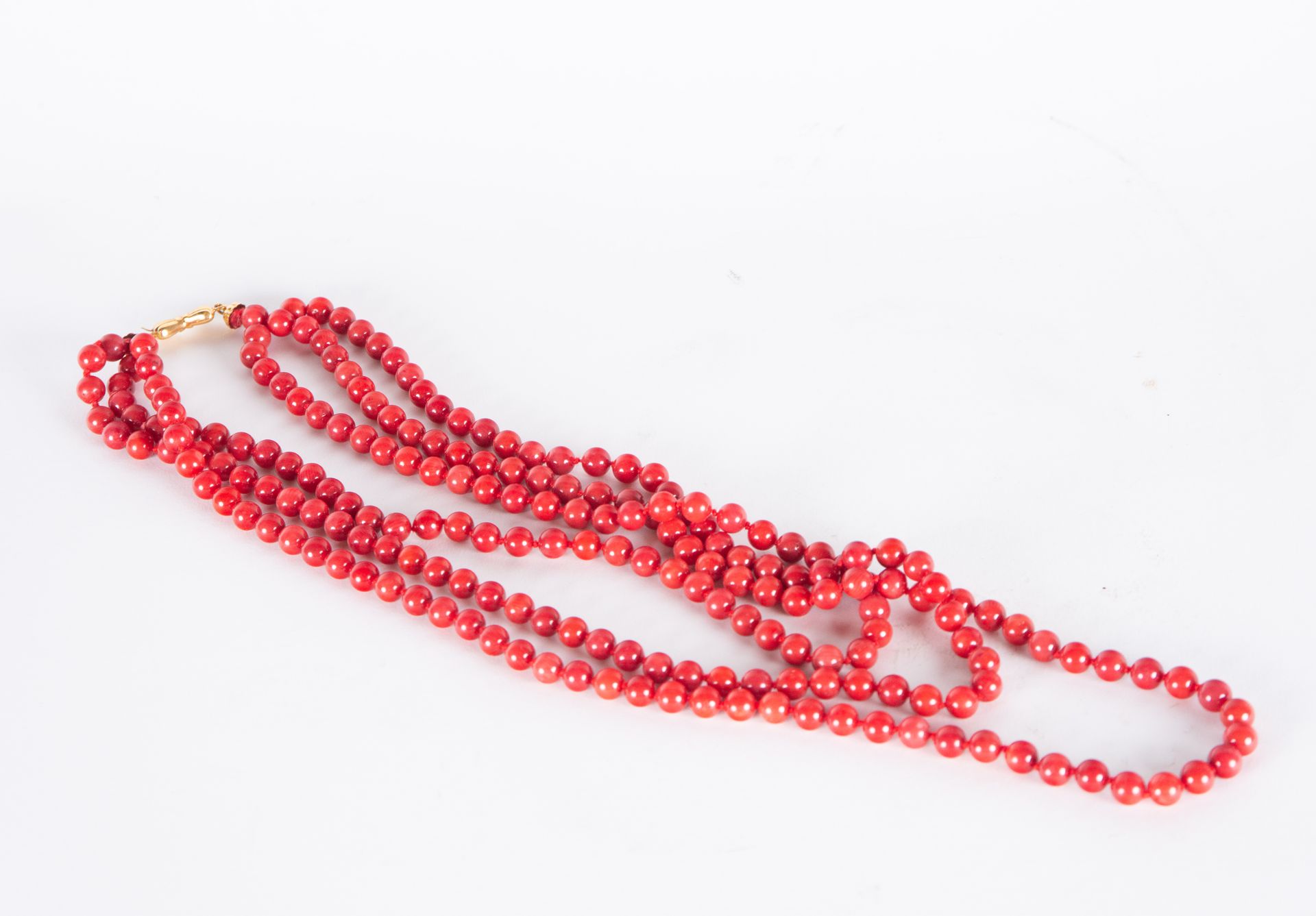 Large Bead Necklace with three rows in Red Coral, with 18 kt gold clasp