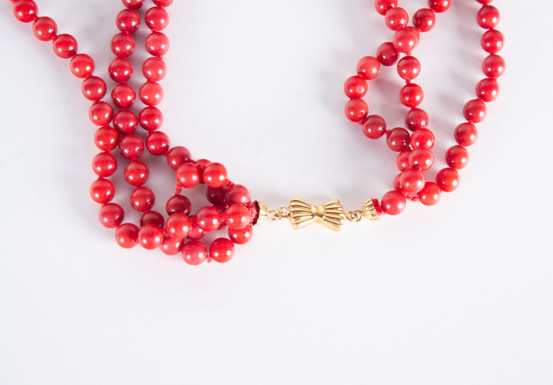 Large Bead Necklace with three rows in Red Coral, with 18 kt gold clasp - Image 2 of 2