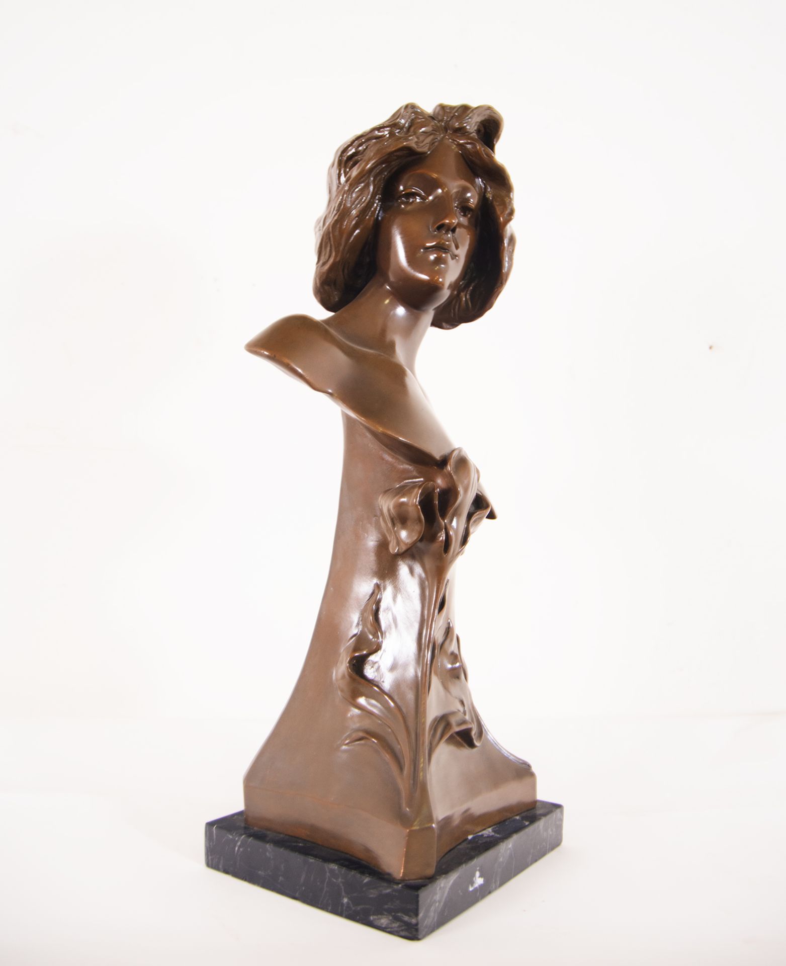 Bust of a Lady in Bronze in Art Nouveau Style, French or Austrian school from the end of the 19th ce - Bild 3 aus 8