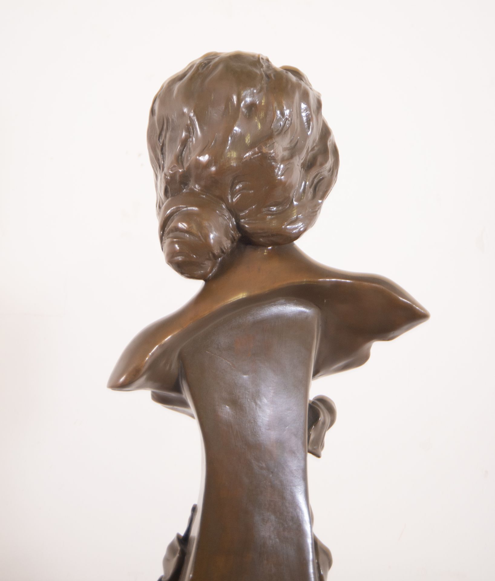 Bust of a Lady in Bronze in Art Nouveau Style, French or Austrian school from the end of the 19th ce - Bild 7 aus 8