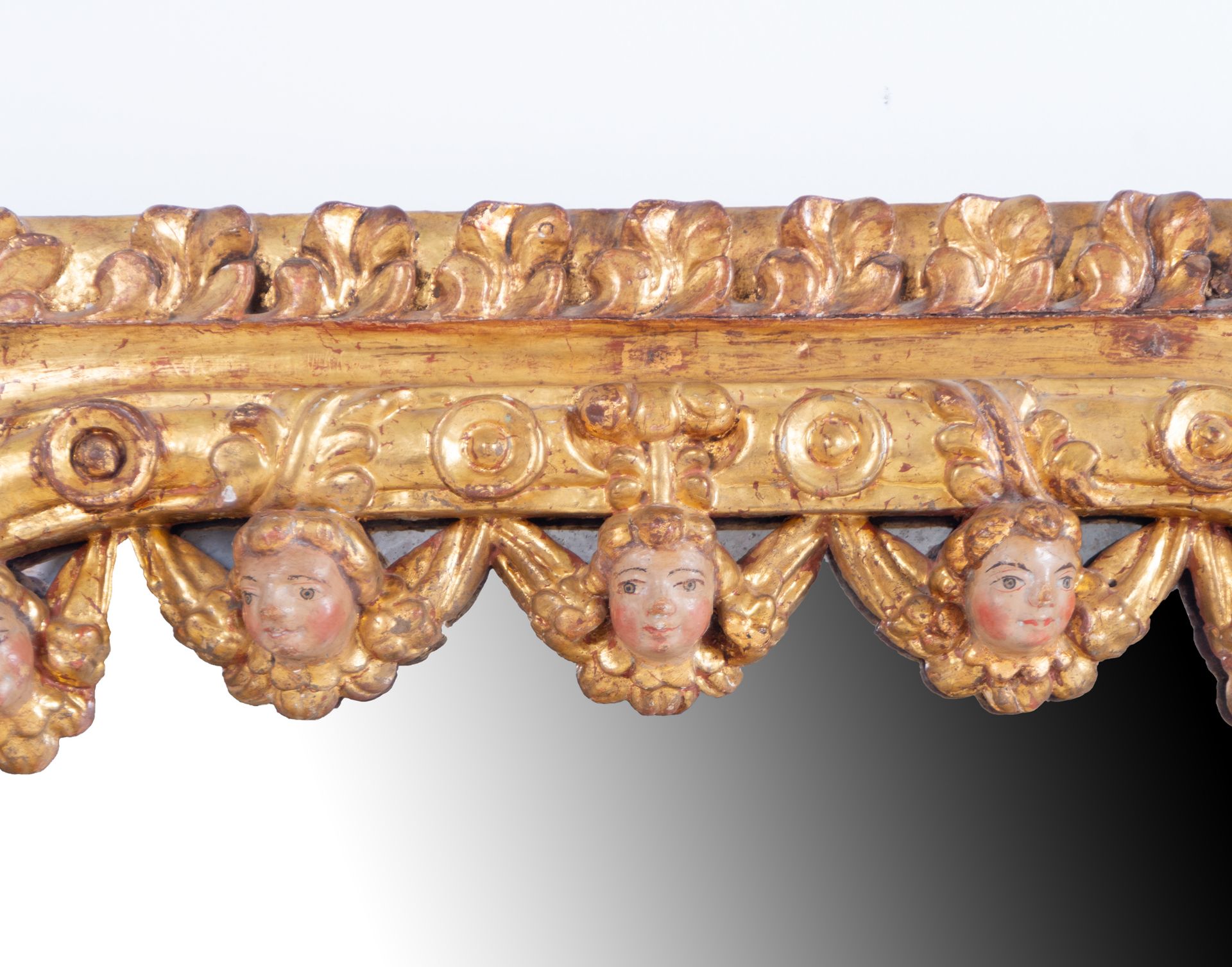 Rare Crescent-shaped Mirror in gilded wood tied with Angelote heads, colonial school of Cuzco, Peru, - Image 2 of 5
